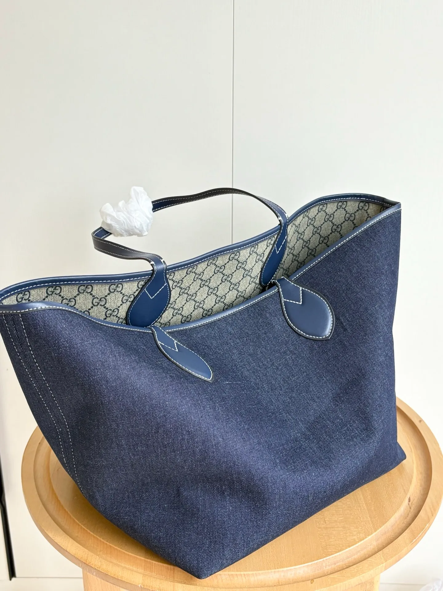Actual shot #💰340 Model: 820481 Large Size: 30.5x 28cmx 27cm The Gucci Totissima series combines the word "tote" with the superlative word "issima" in Italian, highlighting the practical function and timeless background of this handbag. This medium tote bag comes with a removable clutch. Detachable clutch: 21.5cmx 12.5cm