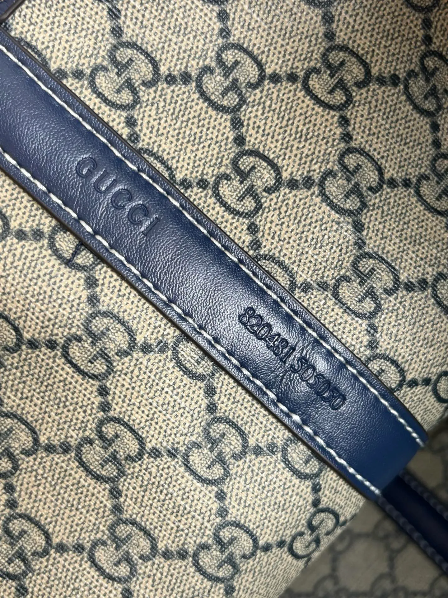 Actual shot #💰340 Model: 820481 Large Size: 30.5x 28cmx 27cm The Gucci Totissima series combines the word "tote" with the superlative word "issima" in Italian, highlighting the practical function and timeless background of this handbag. This medium tote bag comes with a removable clutch. Detachable clutch: 21.5cmx 12.5cm