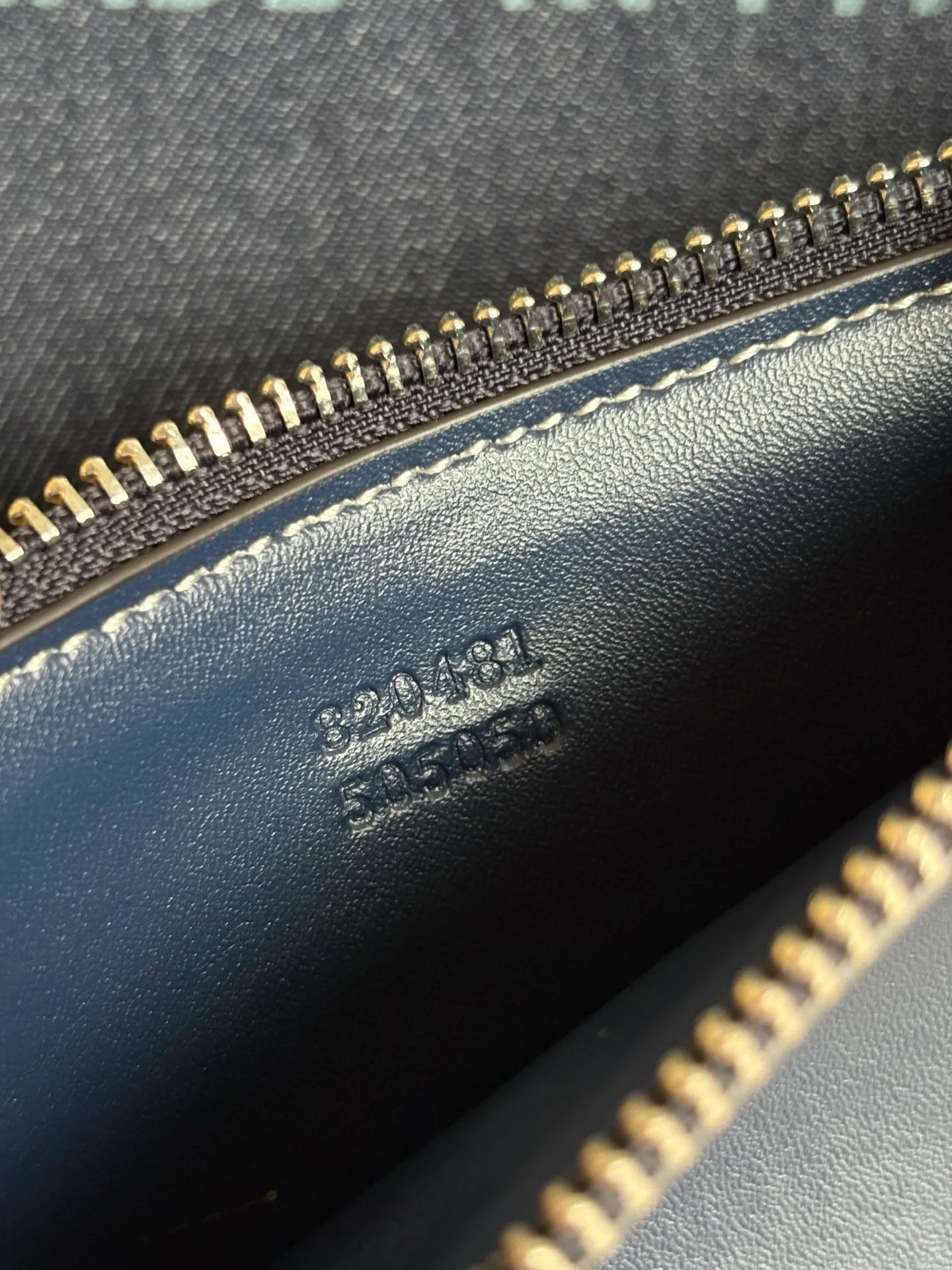 Actual shot #💰340 Model: 820481 Large Size: 30.5x 28cmx 27cm The Gucci Totissima series combines the word "tote" with the superlative word "issima" in Italian, highlighting the practical function and timeless background of this handbag. This medium tote bag comes with a removable clutch. Detachable clutch: 21.5cmx 12.5cm