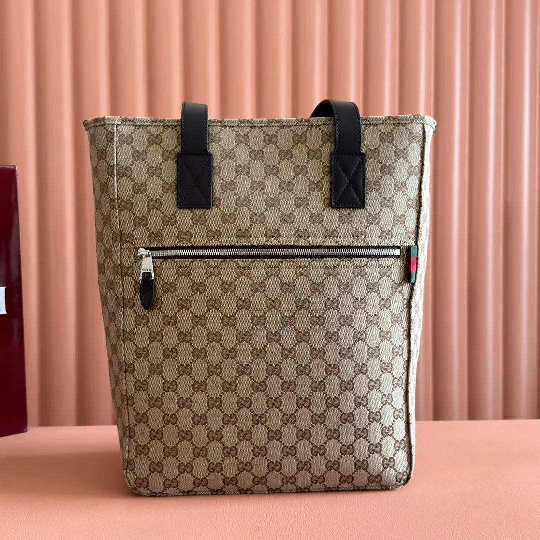 p960. Equipped with a full set of packaging at the counter [New Product] GG canvas pays homage to the brand's instantly recognizable GG monogram pattern, which is derived from the initials of the brand's founder, Mr. Guccio Gucci. This everyday tote is embellished with red and green webbing details and trimmed in dark brown leather, making it an ideal pairing choice. Beige and dark brown GG canvas, dark brown leather piping, red and green webbing details, nylon lining. Interior: 1 zipper pocket, 2 open pockets. Exterior: 1 zipper pocket. Can accommodate a laptop, an iPad, an A4 notebook and small items. Handle height: 28 cm. Zipper closure. Model: 834796. Dimensions: 32cm (width) x 36cm (height) x 12cm (depth) Weight: approximately 0.9kg Color: apricot brown/original leather. Made in Italy