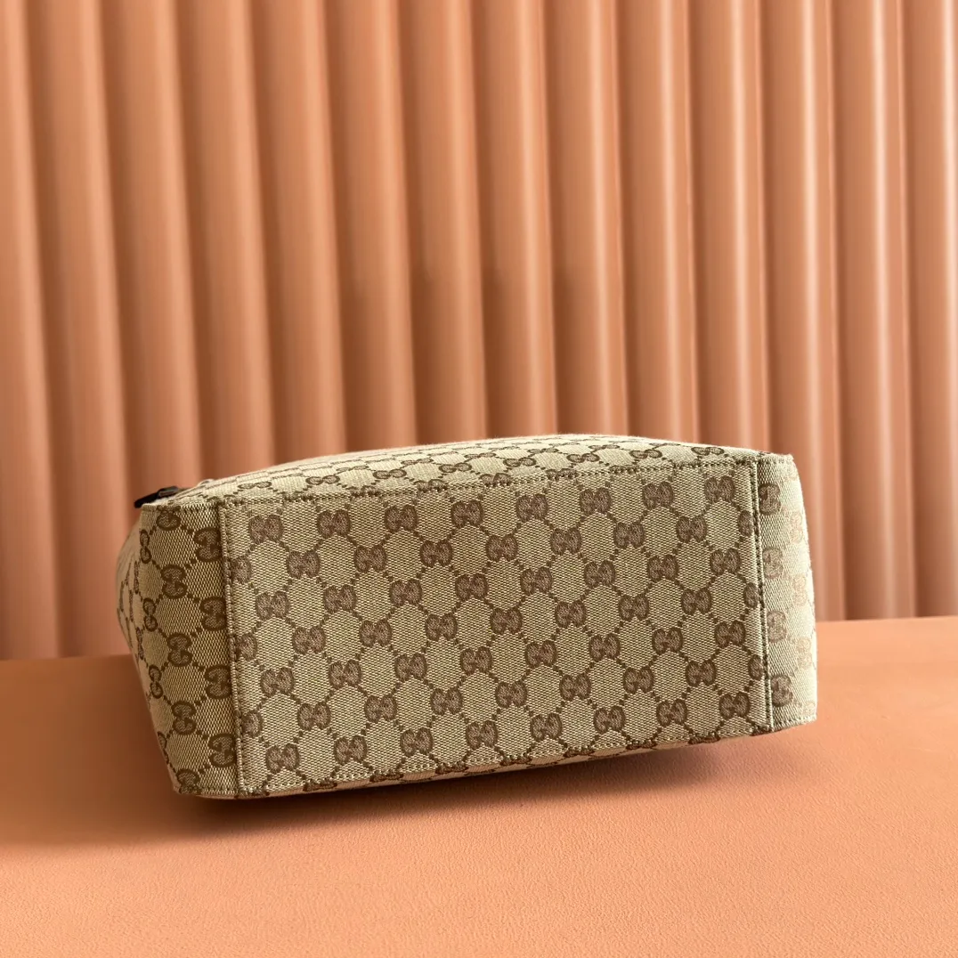 p960. Equipped with a full set of packaging at the counter [New Product] GG canvas pays homage to the brand's instantly recognizable GG monogram pattern, which is derived from the initials of the brand's founder, Mr. Guccio Gucci. This everyday tote is embellished with red and green webbing details and trimmed in dark brown leather, making it an ideal pairing choice. Beige and dark brown GG canvas, dark brown leather piping, red and green webbing details, nylon lining. Interior: 1 zipper pocket, 2 open pockets. Exterior: 1 zipper pocket. Can accommodate a laptop, an iPad, an A4 notebook and small items. Handle height: 28 cm. Zipper closure. Model: 834796. Dimensions: 32cm (width) x 36cm (height) x 12cm (depth) Weight: approximately 0.9kg Color: apricot brown/original leather. Made in Italy