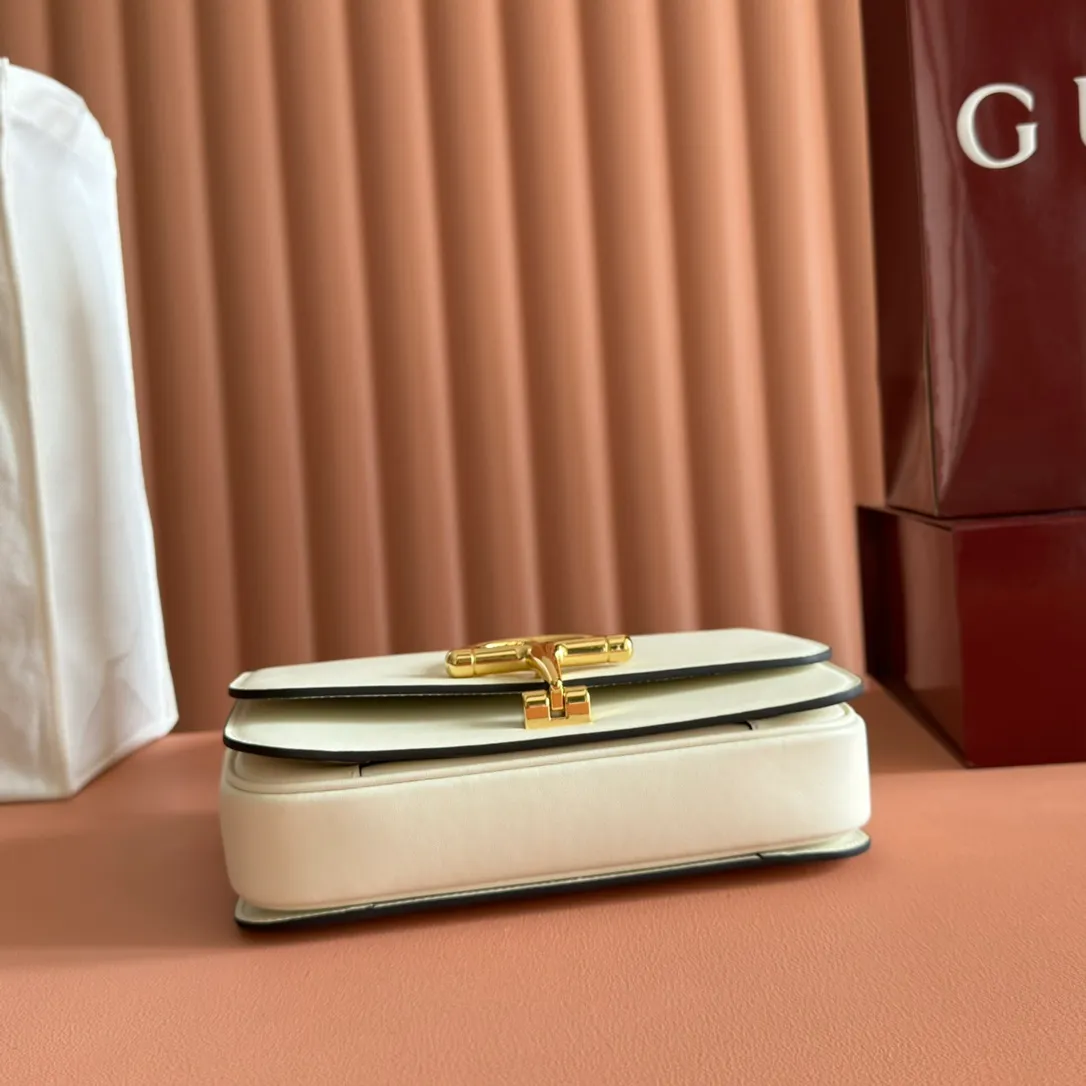 p1640. 💋💋💋【With full set of original counter packaging】2025 autumn and winter series, the Gucci Siena series small shoulder bag continues the evolution of the iconic element of Gucci's classic horsebit. Crafted from fine glossy leather, this shoulder bag has a structured shape and a half-horsebit buckle design from the 1970s. Finished with gold-tone hardware, the interior is lined with three levels of gusseting and a zipped pocket. Black fine glossy leather Gold-tone hardware Black leather lining Interior: 3-level fastening and 1 zipped pocket Shoulder straps: Height: 23cm – 25cm; Length: 127cm Half-horsebit snap fastener Ident: 846705. Dimensions: 22.5cm (width) x 14cm (height) x 8cm (depth) Weight: approx. 0.7kg Color: White full leather. Made in Italy