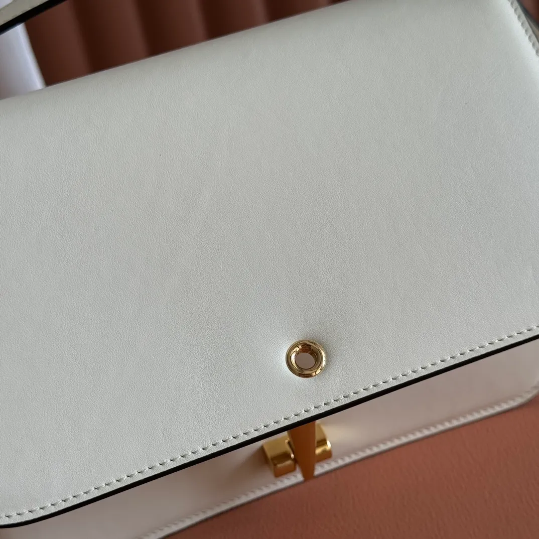 p1640. 💋💋💋【With full set of original counter packaging】2025 autumn and winter series, the Gucci Siena series small shoulder bag continues the evolution of the iconic element of Gucci's classic horsebit. Crafted from fine glossy leather, this shoulder bag has a structured shape and a half-horsebit buckle design from the 1970s. Finished with gold-tone hardware, the interior is lined with three levels of gusseting and a zipped pocket. Black fine glossy leather Gold-tone hardware Black leather lining Interior: 3-level fastening and 1 zipped pocket Shoulder straps: Height: 23cm – 25cm; Length: 127cm Half-horsebit snap fastener Ident: 846705. Dimensions: 22.5cm (width) x 14cm (height) x 8cm (depth) Weight: approx. 0.7kg Color: White full leather. Made in Italy