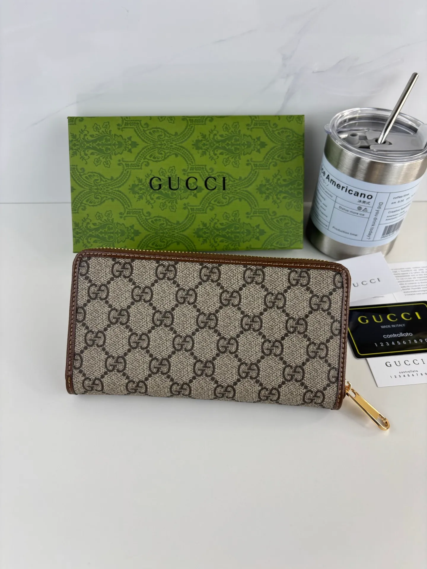 💰170 GUCCl The newly launched Gucci 1955 horsebit card holder is made of GG Supreme high-grade artificial canvas and brown leather. This series adopts the double ring and long strip design that is in line with the handbag. This detail is inspired by the equestrian origin of the brand. It is one of Gucci's classic heritage and one of the brand's most representative symbolic elements. Style number: 621889 Size: 19.5cm x 10cm x 3cm Color: Brown