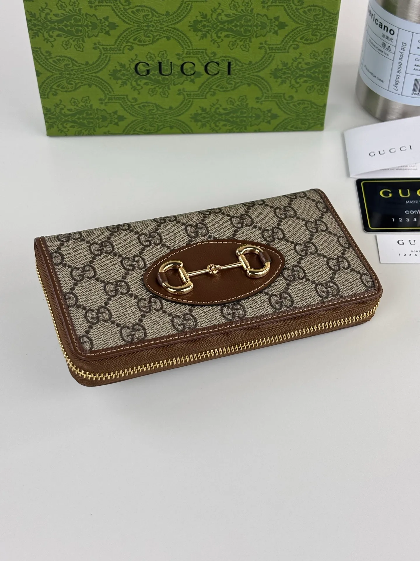 💰170 GUCCl The newly launched Gucci 1955 horsebit card holder is made of GG Supreme high-grade artificial canvas and brown leather. This series adopts the double ring and long strip design that is in line with the handbag. This detail is inspired by the equestrian origin of the brand. It is one of Gucci's classic heritage and one of the brand's most representative symbolic elements. Style number: 621889 Size: 19.5cm x 10cm x 3cm Color: Brown