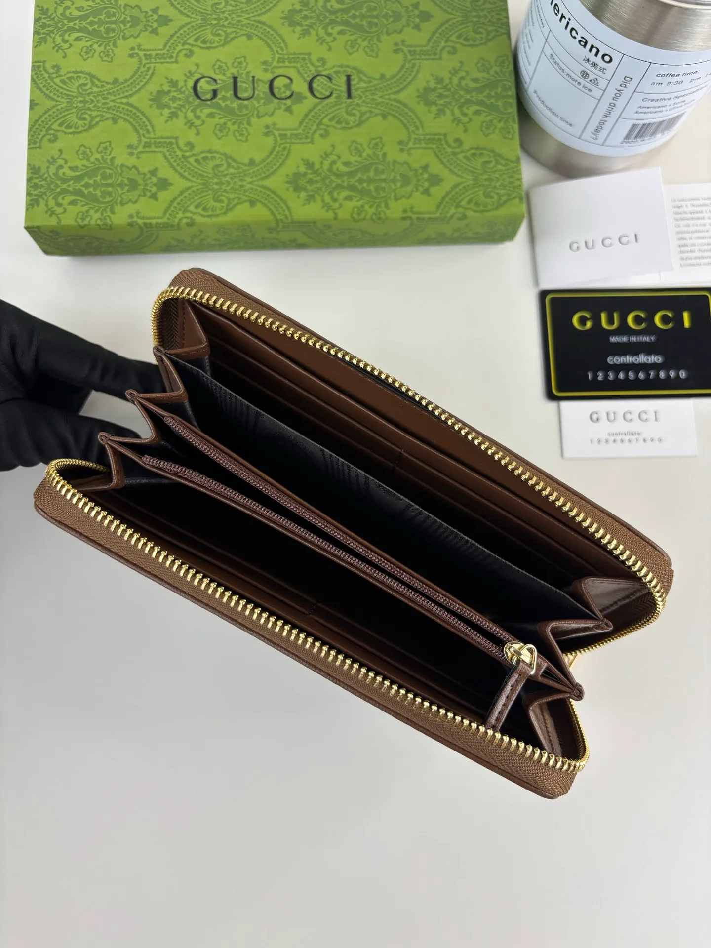 💰170 GUCCl The newly launched Gucci 1955 horsebit card holder is made of GG Supreme high-grade artificial canvas and brown leather. This series adopts the double ring and long strip design that is in line with the handbag. This detail is inspired by the equestrian origin of the brand. It is one of Gucci's classic heritage and one of the brand's most representative symbolic elements. Style number: 621889 Size: 19.5cm x 10cm x 3cm Color: Brown