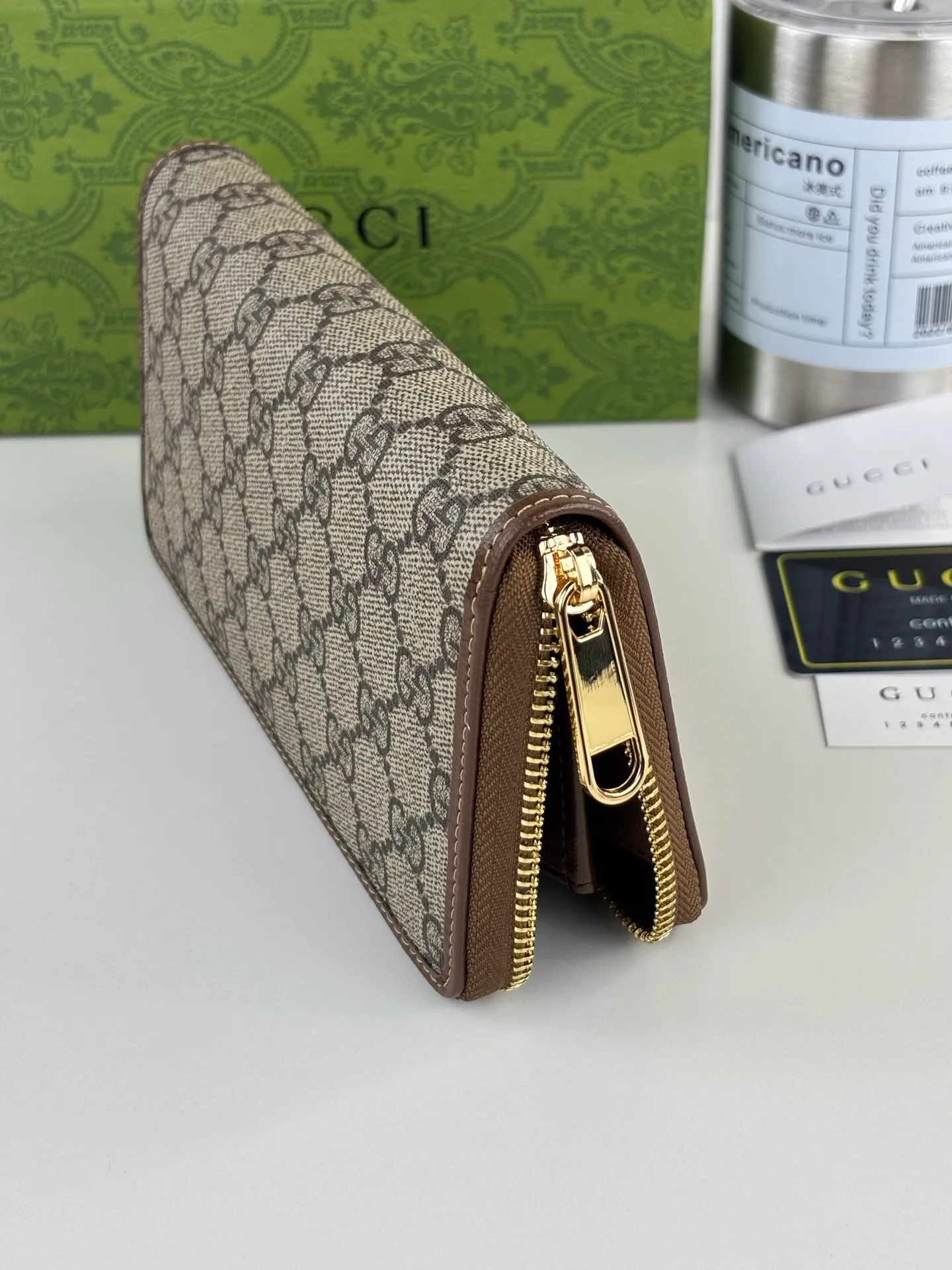 💰170 GUCCl The newly launched Gucci 1955 horsebit card holder is made of GG Supreme high-grade artificial canvas and brown leather. This series adopts the double ring and long strip design that is in line with the handbag. This detail is inspired by the equestrian origin of the brand. It is one of Gucci's classic heritage and one of the brand's most representative symbolic elements. Style number: 621889 Size: 19.5cm x 10cm x 3cm Color: Brown