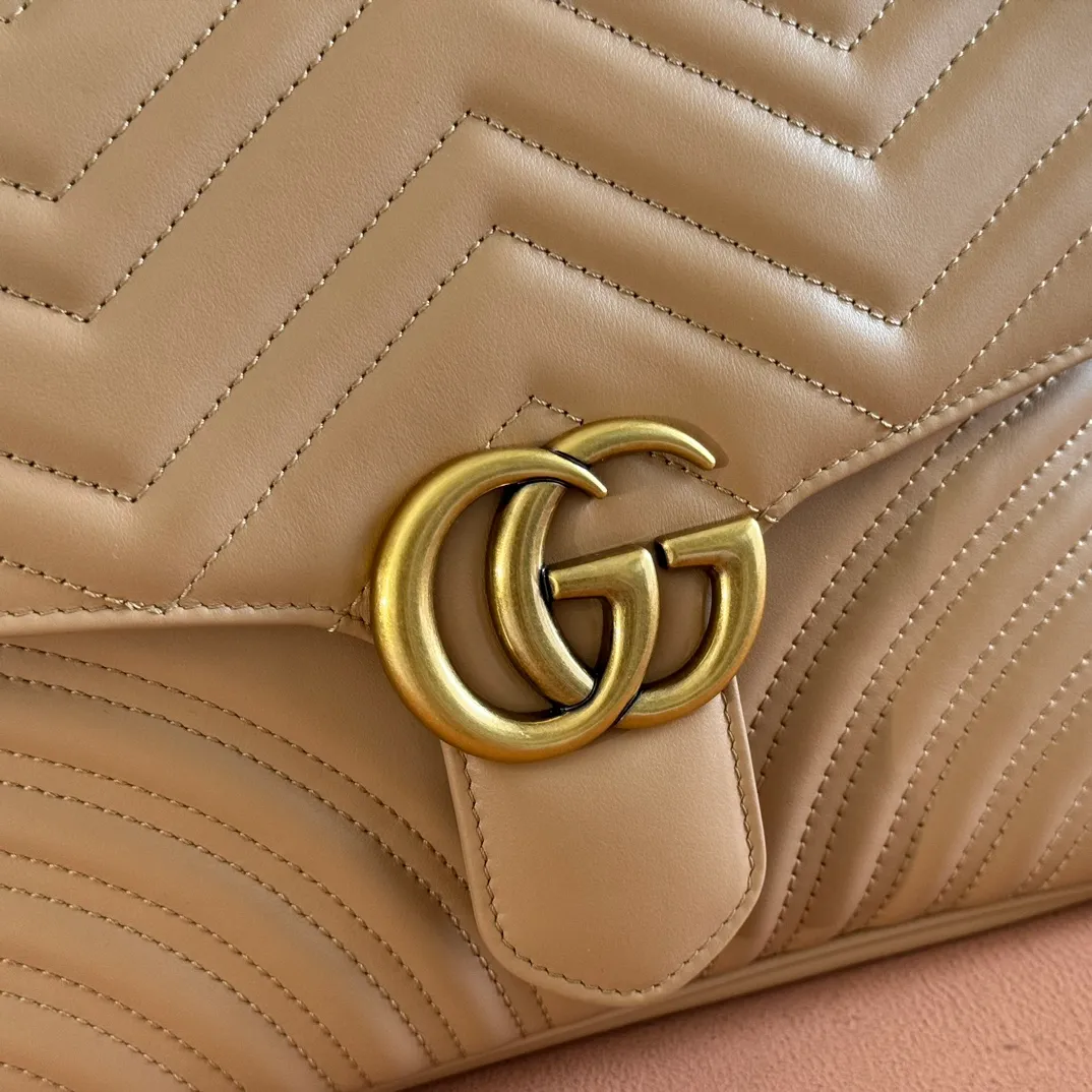 p1500. 📣📣📣【Original leather accessories🌈Full set of counter packaging】🔥🔥 ‼ ‼ "Marmont Italian Original Leather"‼ ‼ Have you picked up the addictive Gucci bags? The elegant and exquisite design of the GG Marmont series has captured the hearts of many girls! At the same time, it is also a must-have versatile item for global experts! Super awesome! Model: 498110. Size: 27*19*10.5, color: rose