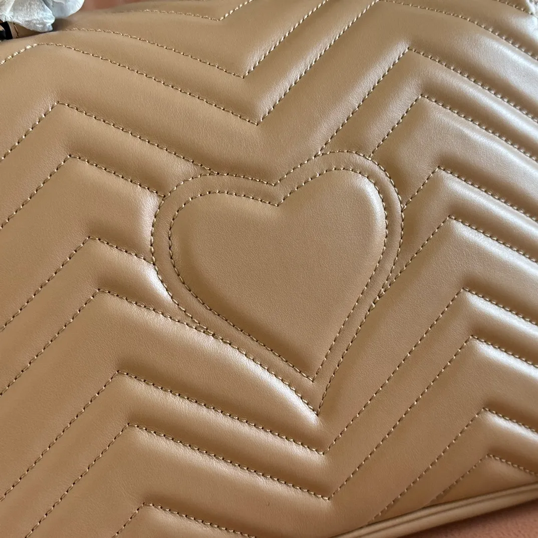p1500. 📣📣📣【Original leather accessories🌈Full set of counter packaging】🔥🔥 ‼ ‼ "Marmont Italian Original Leather"‼ ‼ Have you picked up the addictive Gucci bags? The elegant and exquisite design of the GG Marmont series has captured the hearts of many girls! At the same time, it is also a must-have versatile item for global experts! Super awesome! Model: 498110. Size: 27*19*10.5, color: rose