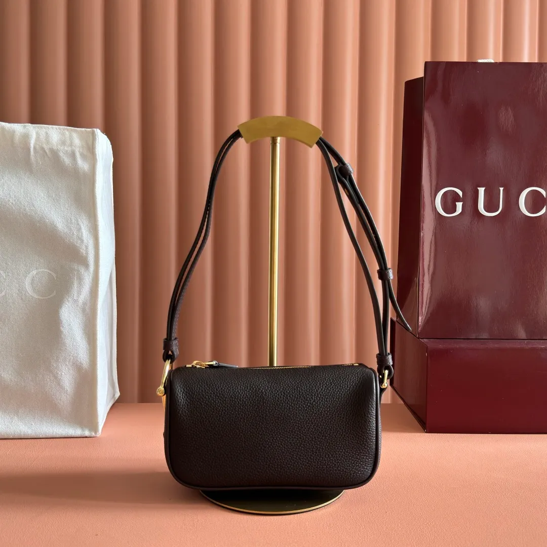 p1060💋💋💋【With full set of original counter packaging】The brand interprets iconic elements from a contemporary perspective and re-presents the Gucci half-horse bit design. It uses soft cow leather that fits the body shape to inject new style into classic accessories. This mini bag is crafted from soft grained leather and features a half horsebit detail on the side. Green grained soft leather. Light gold tone hardware. Tonal cotton and linen blend lining. Half horsebit buckle. Calf leather shoulder strap (23cm high). Zip closure. Ident.: 860784. Dimensions: 19cm (width) x 19.5cm (height) x 9cm (depth) Weight: approximately 272g Color: brown/full leather.