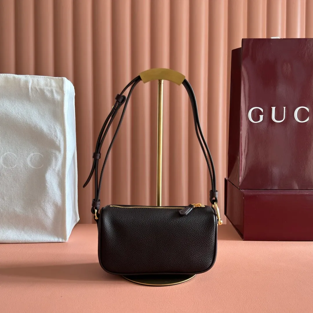 p1060💋💋💋【With full set of original counter packaging】The brand interprets iconic elements from a contemporary perspective and re-presents the Gucci half-horse bit design. It uses soft cow leather that fits the body shape to inject new style into classic accessories. This mini bag is crafted from soft grained leather and features a half horsebit detail on the side. Green grained soft leather. Light gold tone hardware. Tonal cotton and linen blend lining. Half horsebit buckle. Calf leather shoulder strap (23cm high). Zip closure. Ident.: 860784. Dimensions: 19cm (width) x 19.5cm (height) x 9cm (depth) Weight: approximately 272g Color: brown/full leather.