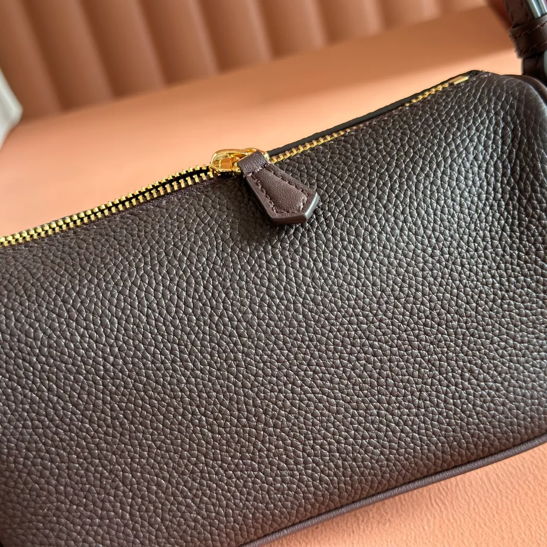p1060💋💋💋【With full set of original counter packaging】The brand interprets iconic elements from a contemporary perspective and re-presents the Gucci half-horse bit design. It uses soft cow leather that fits the body shape to inject new style into classic accessories. This mini bag is crafted from soft grained leather and features a half horsebit detail on the side. Green grained soft leather. Light gold tone hardware. Tonal cotton and linen blend lining. Half horsebit buckle. Calf leather shoulder strap (23cm high). Zip closure. Ident.: 860784. Dimensions: 19cm (width) x 19.5cm (height) x 9cm (depth) Weight: approximately 272g Color: brown/full leather.