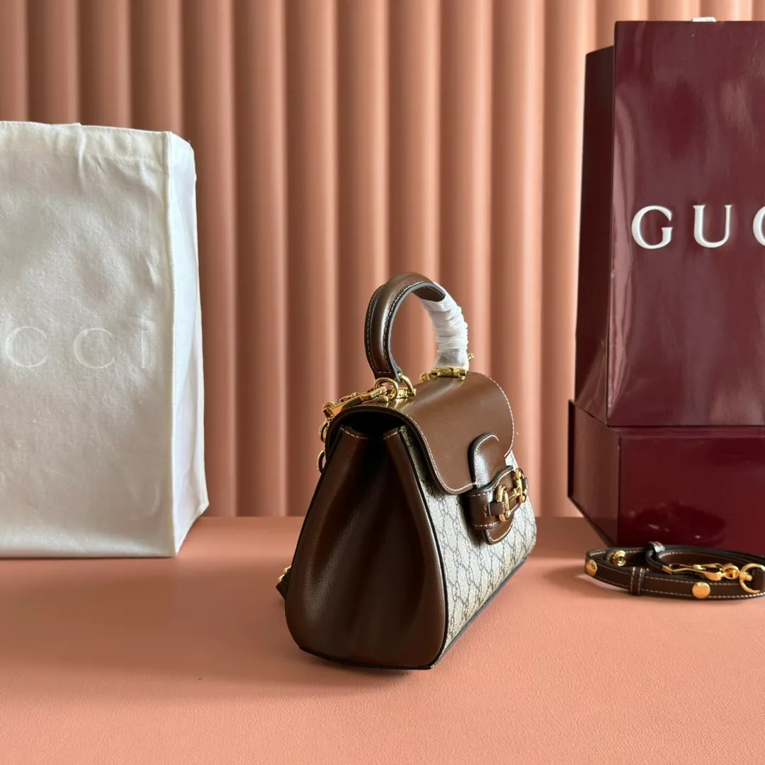 p1480. 📣📣📣【Original leather accessories🌈Full set of counter packaging】🔥🔥Introduction: The 1955 new fashion series tells moving stories with colors. Supreme is a representative fabric of the brand, inspired by archive designs from the 1930s. The classic brown and ebony designs have been reinterpreted to convey the brand's timeless design essence. This pattern has also become the iconic highlight of this 1955 series mini shoulder bag. The material is made of counter-quality PVC material with high-density webbing, and high-end smooth vintage bronze hardware on the market. Model: 703848. Dimensions: 22x16x10.5cm.