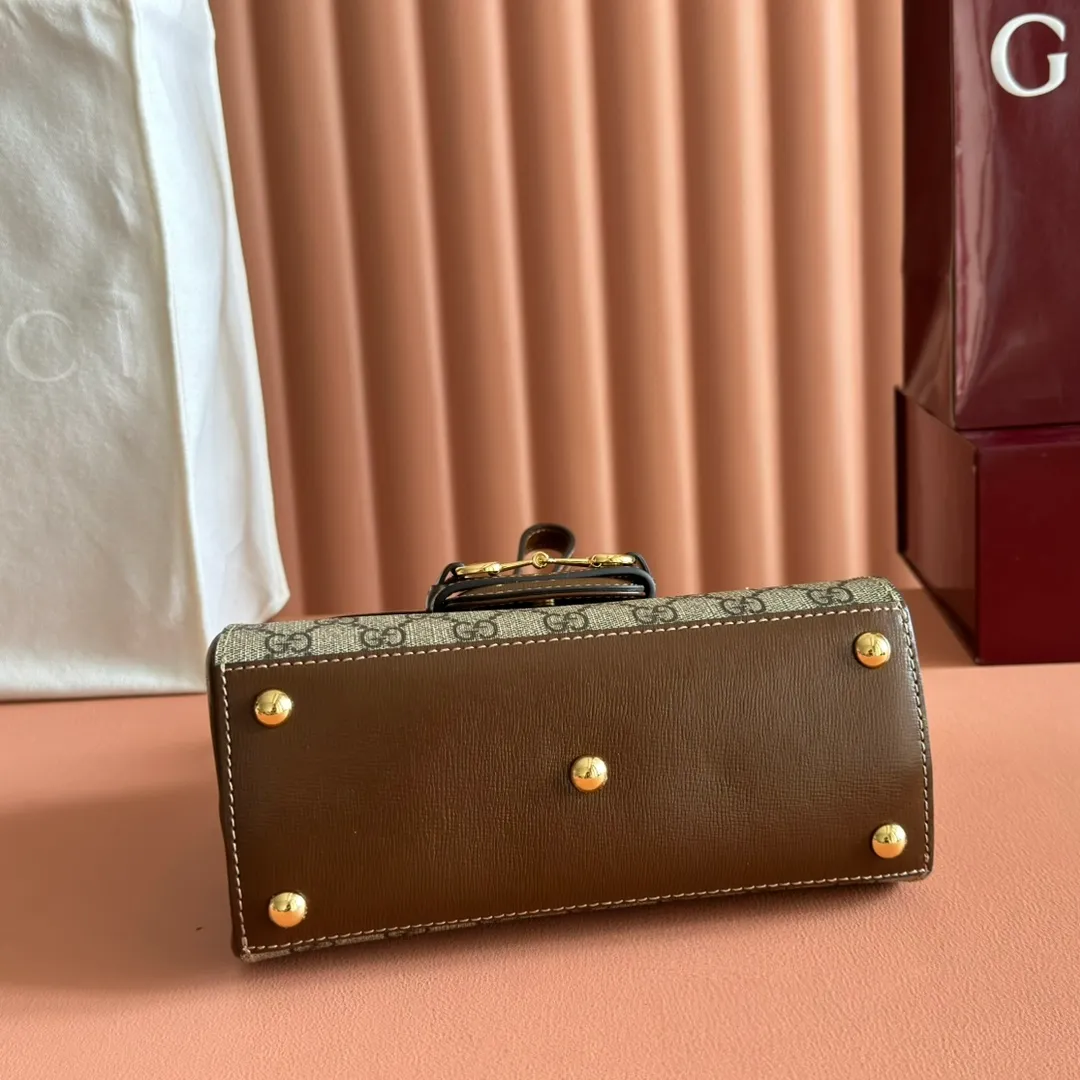 p1480. 📣📣📣【Original leather accessories🌈Full set of counter packaging】🔥🔥Introduction: The 1955 new fashion series tells moving stories with colors. Supreme is a representative fabric of the brand, inspired by archive designs from the 1930s. The classic brown and ebony designs have been reinterpreted to convey the brand's timeless design essence. This pattern has also become the iconic highlight of this 1955 series mini shoulder bag. The material is made of counter-quality PVC material with high-density webbing, and high-end smooth vintage bronze hardware on the market. Model: 703848. Dimensions: 22x16x10.5cm.
