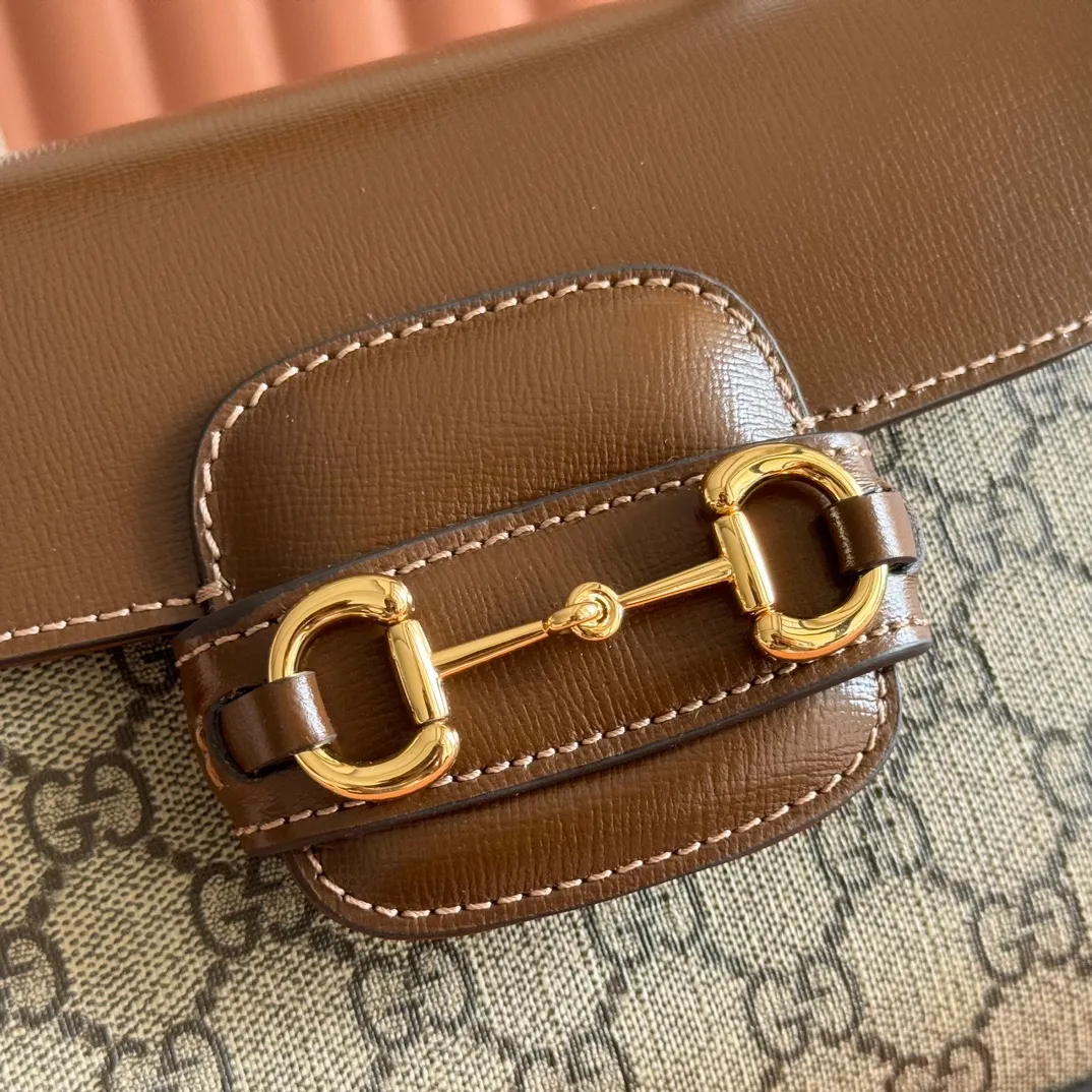 p1480. 📣📣📣【Original leather accessories🌈Full set of counter packaging】🔥🔥Introduction: The 1955 new fashion series tells moving stories with colors. Supreme is a representative fabric of the brand, inspired by archive designs from the 1930s. The classic brown and ebony designs have been reinterpreted to convey the brand's timeless design essence. This pattern has also become the iconic highlight of this 1955 series mini shoulder bag. The material is made of counter-quality PVC material with high-density webbing, and high-end smooth vintage bronze hardware on the market. Model: 703848. Dimensions: 22x16x10.5cm.