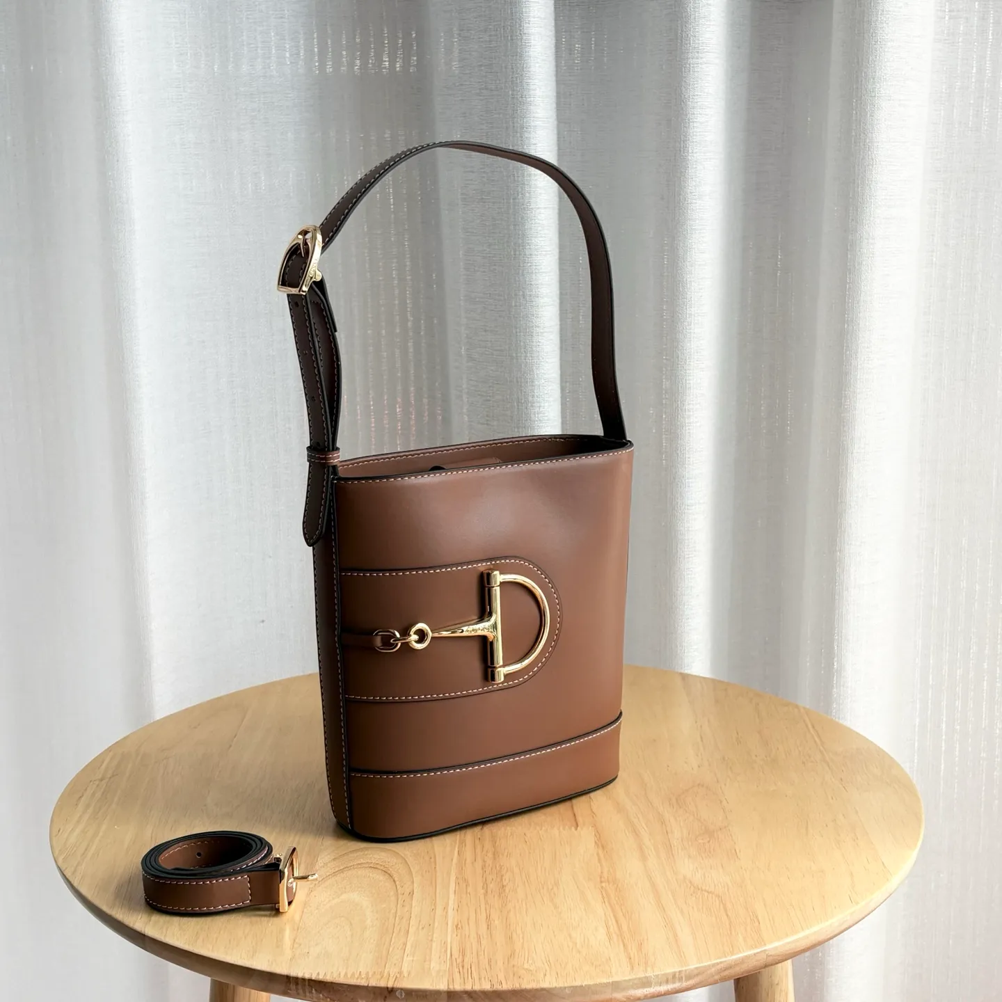 Actual shot #💰300 Style number: 833665 Size: 18.5x20x8.5cm In the 2025 spring and summer series, Gucci 73 series takes creative inspiration from a collection bucket bag launched in the same year as its series name. This bag uses a modern aesthetic to interpret the horsebit-shaped accessories. It can be worn cross-body, on the shoulder, or as a handbag.