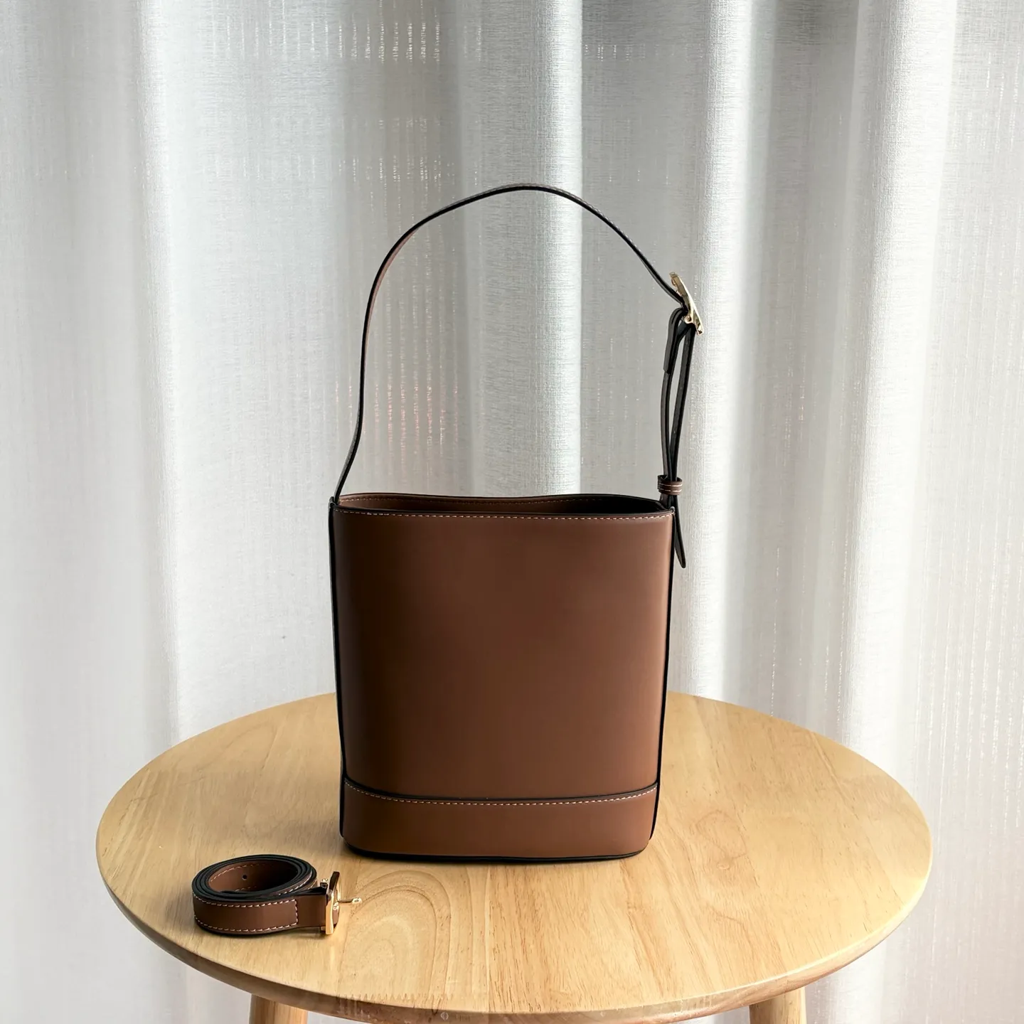 Actual shot #💰300 Style number: 833665 Size: 18.5x20x8.5cm In the 2025 spring and summer series, Gucci 73 series takes creative inspiration from a collection bucket bag launched in the same year as its series name. This bag uses a modern aesthetic to interpret the horsebit-shaped accessories. It can be worn cross-body, on the shoulder, or as a handbag.