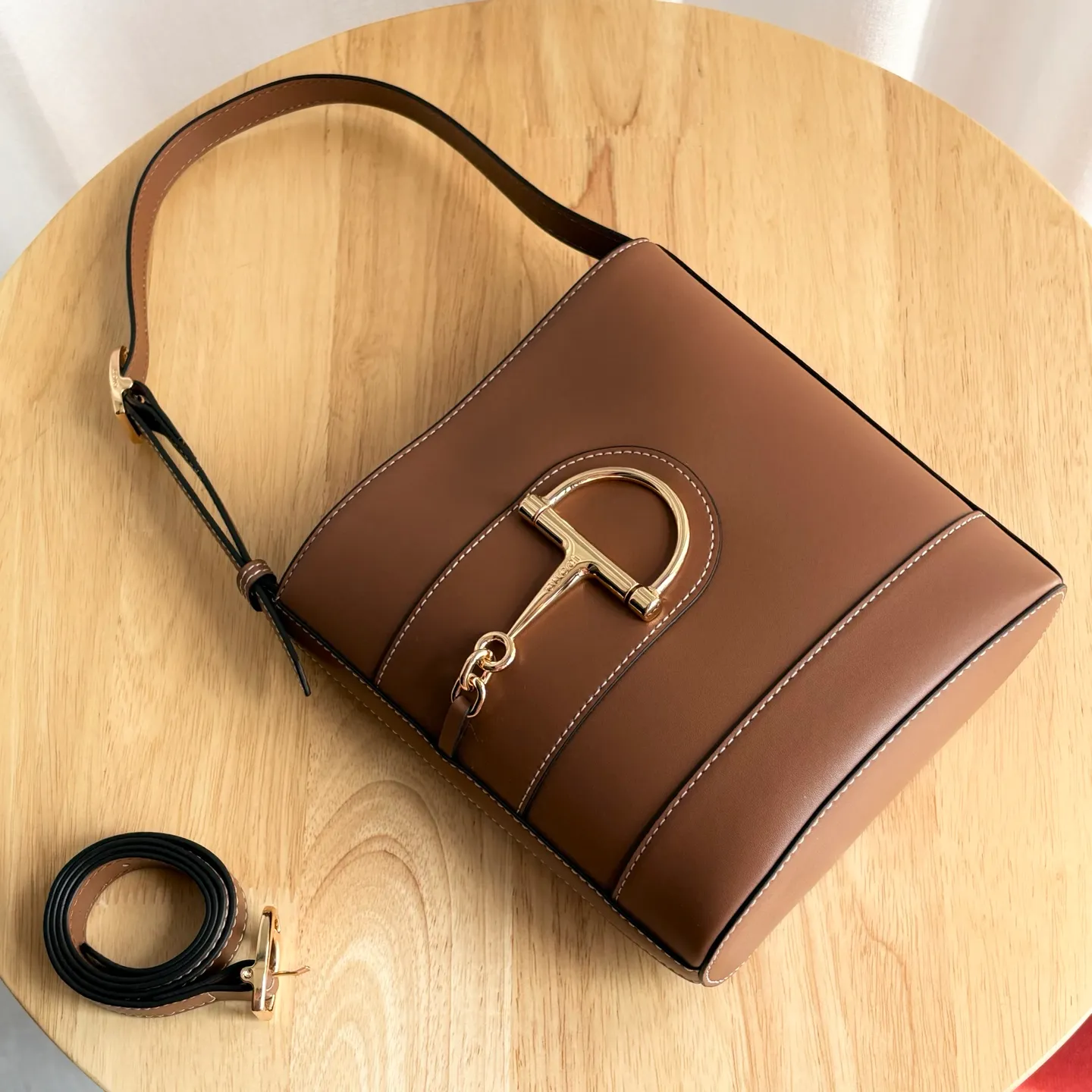 Actual shot #💰300 Style number: 833665 Size: 18.5x20x8.5cm In the 2025 spring and summer series, Gucci 73 series takes creative inspiration from a collection bucket bag launched in the same year as its series name. This bag uses a modern aesthetic to interpret the horsebit-shaped accessories. It can be worn cross-body, on the shoulder, or as a handbag.