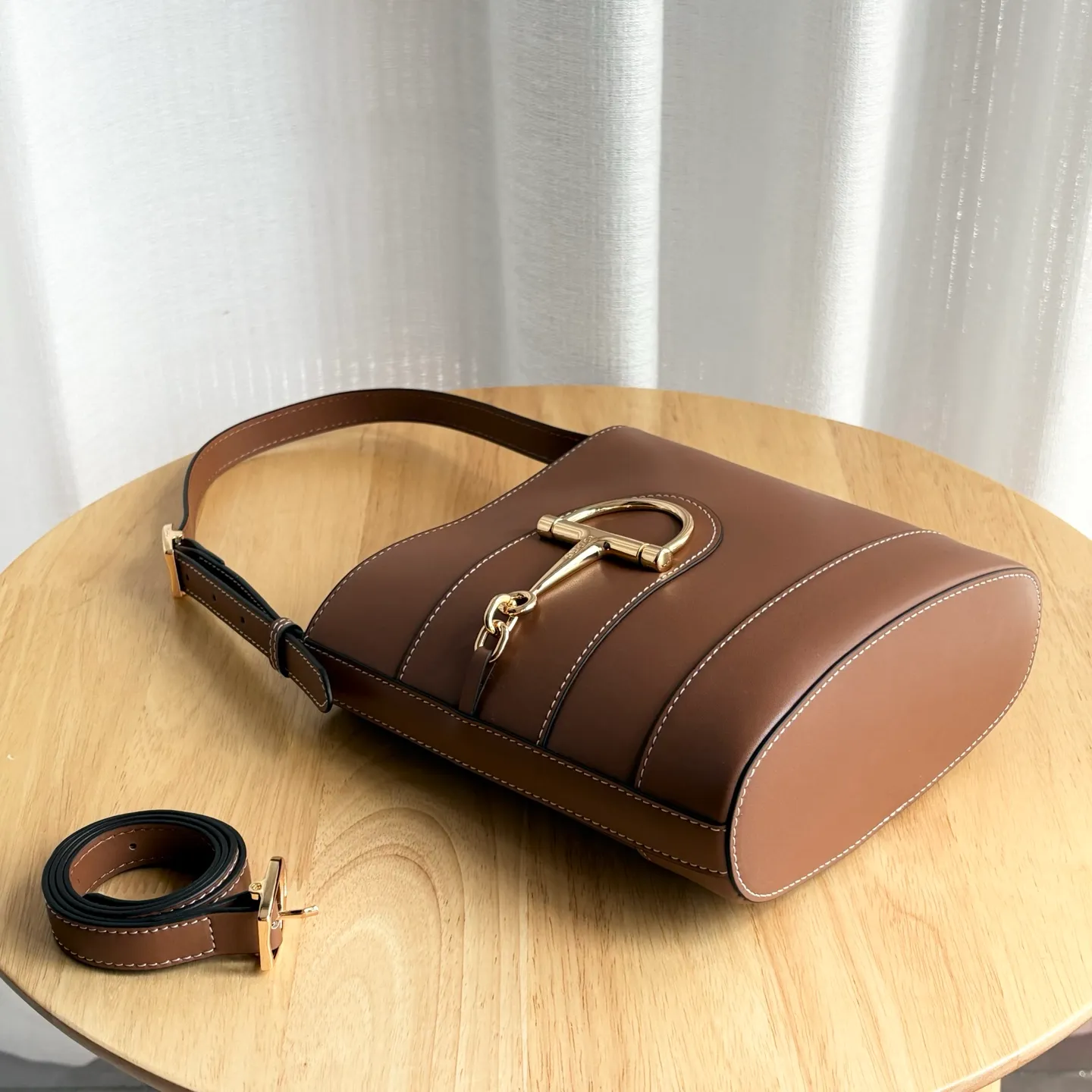 Actual shot #💰300 Style number: 833665 Size: 18.5x20x8.5cm In the 2025 spring and summer series, Gucci 73 series takes creative inspiration from a collection bucket bag launched in the same year as its series name. This bag uses a modern aesthetic to interpret the horsebit-shaped accessories. It can be worn cross-body, on the shoulder, or as a handbag.