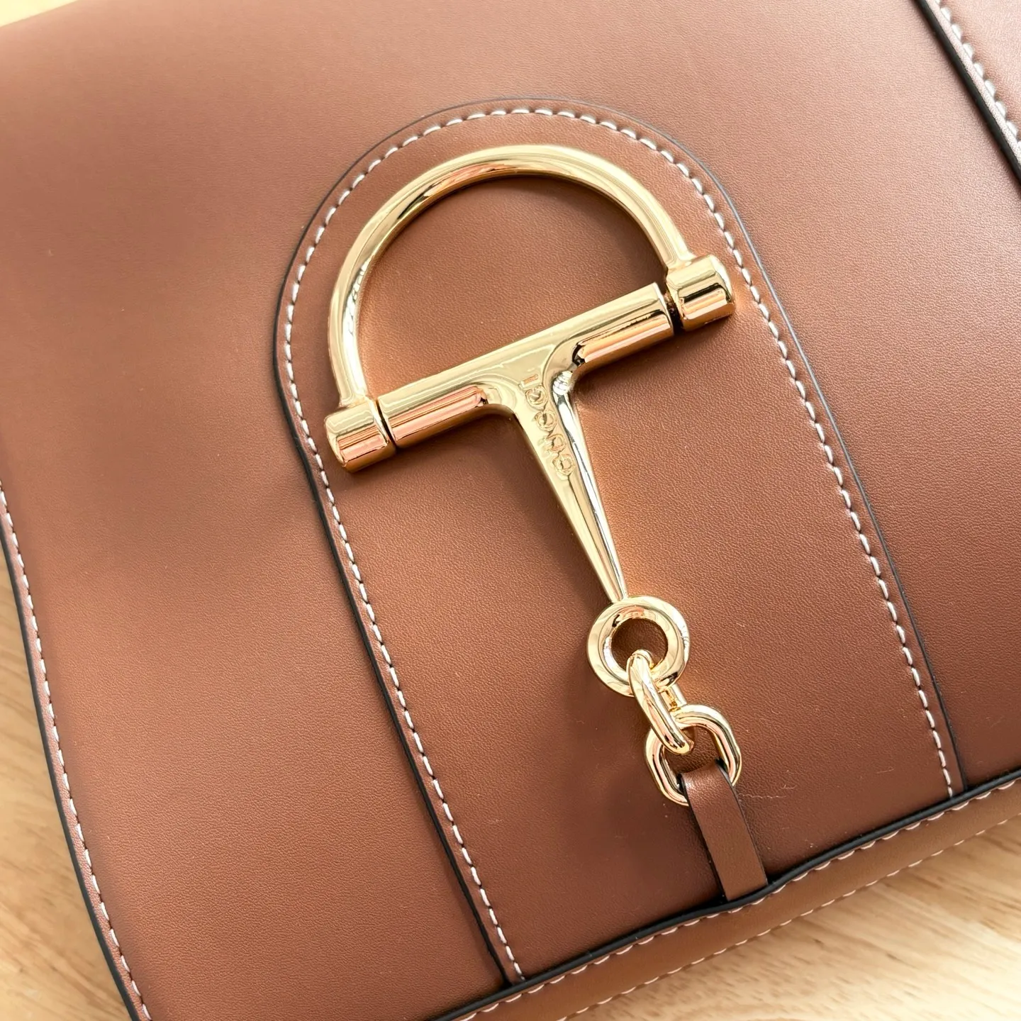 Actual shot #💰300 Style number: 833665 Size: 18.5x20x8.5cm In the 2025 spring and summer series, Gucci 73 series takes creative inspiration from a collection bucket bag launched in the same year as its series name. This bag uses a modern aesthetic to interpret the horsebit-shaped accessories. It can be worn cross-body, on the shoulder, or as a handbag.