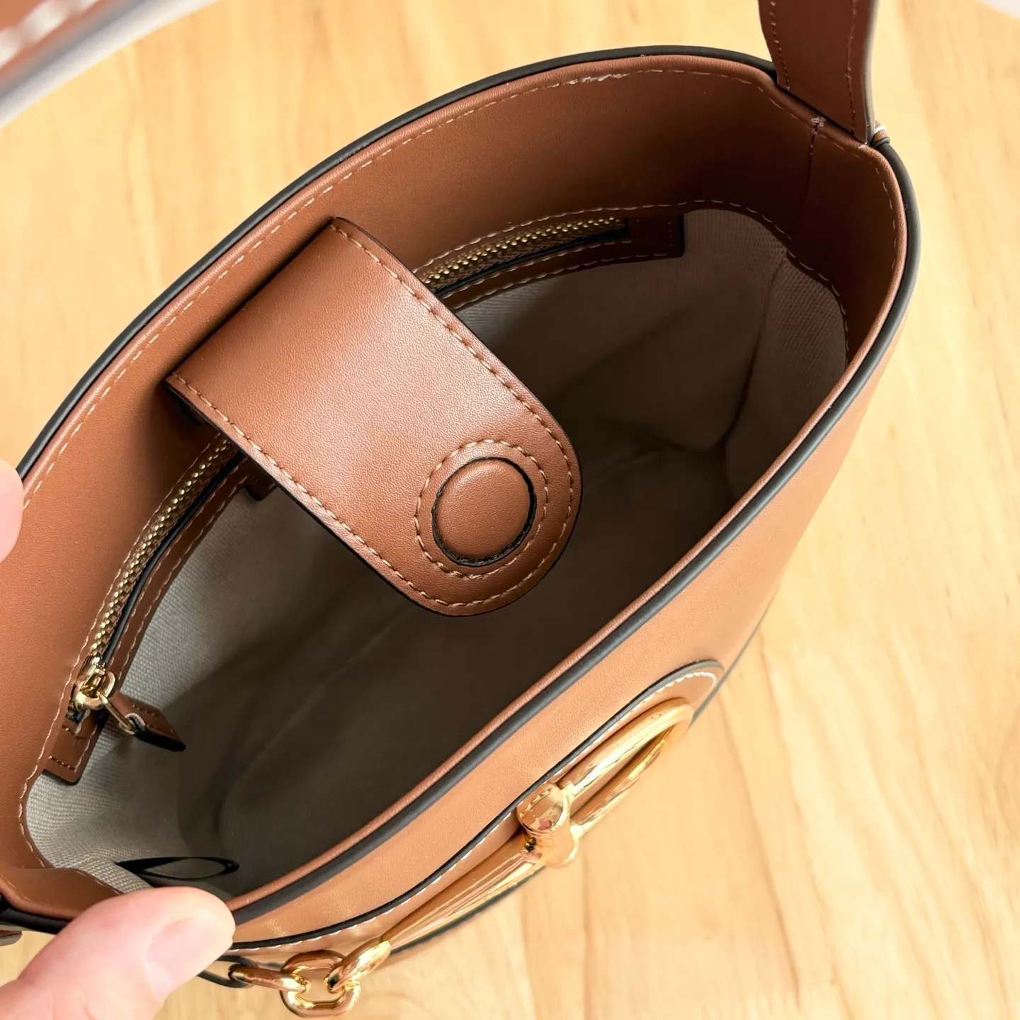 Actual shot #💰300 Style number: 833665 Size: 18.5x20x8.5cm In the 2025 spring and summer series, Gucci 73 series takes creative inspiration from a collection bucket bag launched in the same year as its series name. This bag uses a modern aesthetic to interpret the horsebit-shaped accessories. It can be worn cross-body, on the shoulder, or as a handbag.
