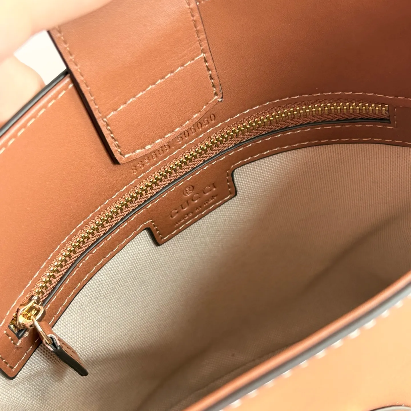 Actual shot #💰300 Style number: 833665 Size: 18.5x20x8.5cm In the 2025 spring and summer series, Gucci 73 series takes creative inspiration from a collection bucket bag launched in the same year as its series name. This bag uses a modern aesthetic to interpret the horsebit-shaped accessories. It can be worn cross-body, on the shoulder, or as a handbag.