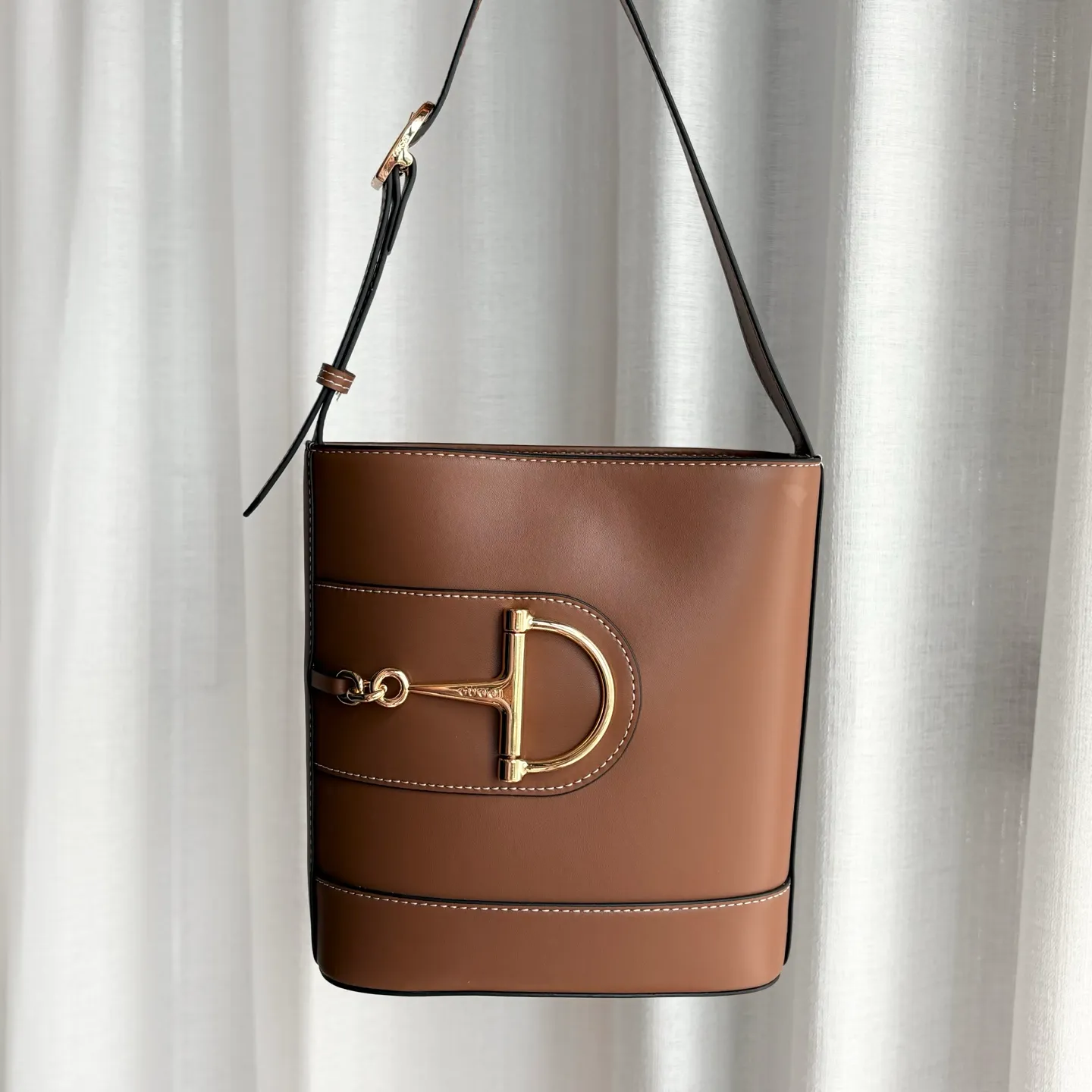 Actual shot #💰300 Style number: 833665 Size: 18.5x20x8.5cm In the 2025 spring and summer series, Gucci 73 series takes creative inspiration from a collection bucket bag launched in the same year as its series name. This bag uses a modern aesthetic to interpret the horsebit-shaped accessories. It can be worn cross-body, on the shoulder, or as a handbag.