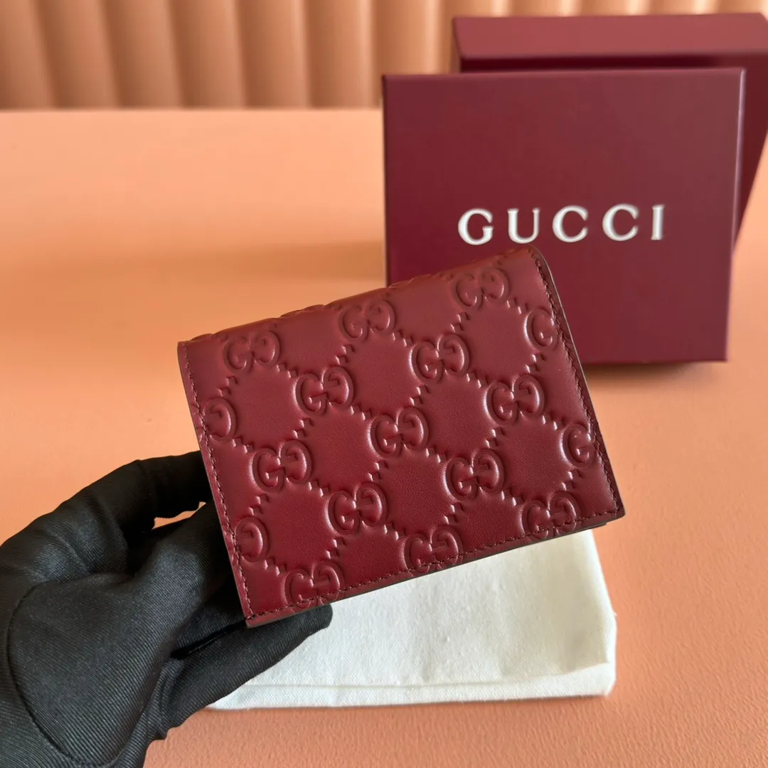 p420. 💋💋💋"With full set of original counter packaging"💕2025 autumn and winter series, GG Emblem series reinterprets the brand's timeless elegance and exquisite craftsmanship. This small wallet features five card compartments, an open pocket, a zip pocket and a bill compartment for added functionality. Gucci Rosso Ancora GG printed embossed cow leather Gold tone accessories The handbag pictured is sold separately and does not come with the bag charms. Five card compartments, one open pocket, one zip pocket and one bill compartment Button closure Ident No.: 847207. Dimensions when closed: 11cm (W) x 8.5cm (H) x 3cm (D); Dimensions when open: 11cm (W) x 17.5cm (H) Weight: approx. 0.13kg Color: Embossed Anchor Red. Made in Italy