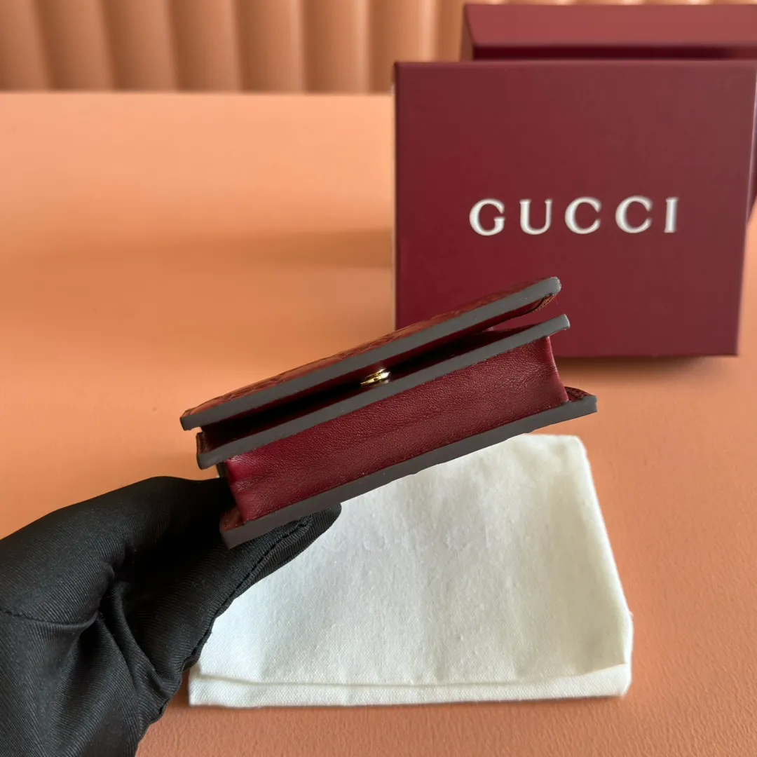 p420. 💋💋💋"With full set of original counter packaging"💕2025 autumn and winter series, GG Emblem series reinterprets the brand's timeless elegance and exquisite craftsmanship. This small wallet features five card compartments, an open pocket, a zip pocket and a bill compartment for added functionality. Gucci Rosso Ancora GG printed embossed cow leather Gold tone accessories The handbag pictured is sold separately and does not come with the bag charms. Five card compartments, one open pocket, one zip pocket and one bill compartment Button closure Ident No.: 847207. Dimensions when closed: 11cm (W) x 8.5cm (H) x 3cm (D); Dimensions when open: 11cm (W) x 17.5cm (H) Weight: approx. 0.13kg Color: Embossed Anchor Red. Made in Italy