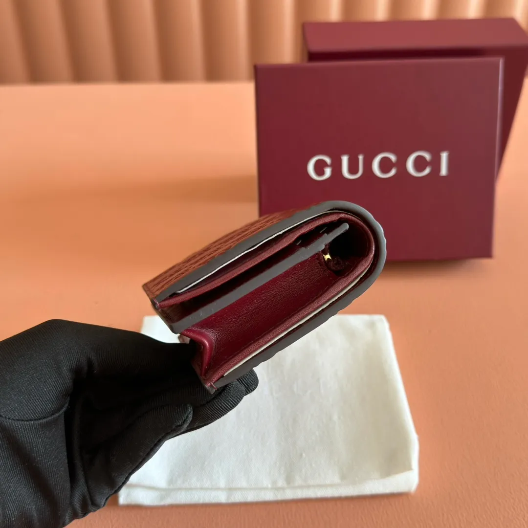p420. 💋💋💋"With full set of original counter packaging"💕2025 autumn and winter series, GG Emblem series reinterprets the brand's timeless elegance and exquisite craftsmanship. This small wallet features five card compartments, an open pocket, a zip pocket and a bill compartment for added functionality. Gucci Rosso Ancora GG printed embossed cow leather Gold tone accessories The handbag pictured is sold separately and does not come with the bag charms. Five card compartments, one open pocket, one zip pocket and one bill compartment Button closure Ident No.: 847207. Dimensions when closed: 11cm (W) x 8.5cm (H) x 3cm (D); Dimensions when open: 11cm (W) x 17.5cm (H) Weight: approx. 0.13kg Color: Embossed Anchor Red. Made in Italy