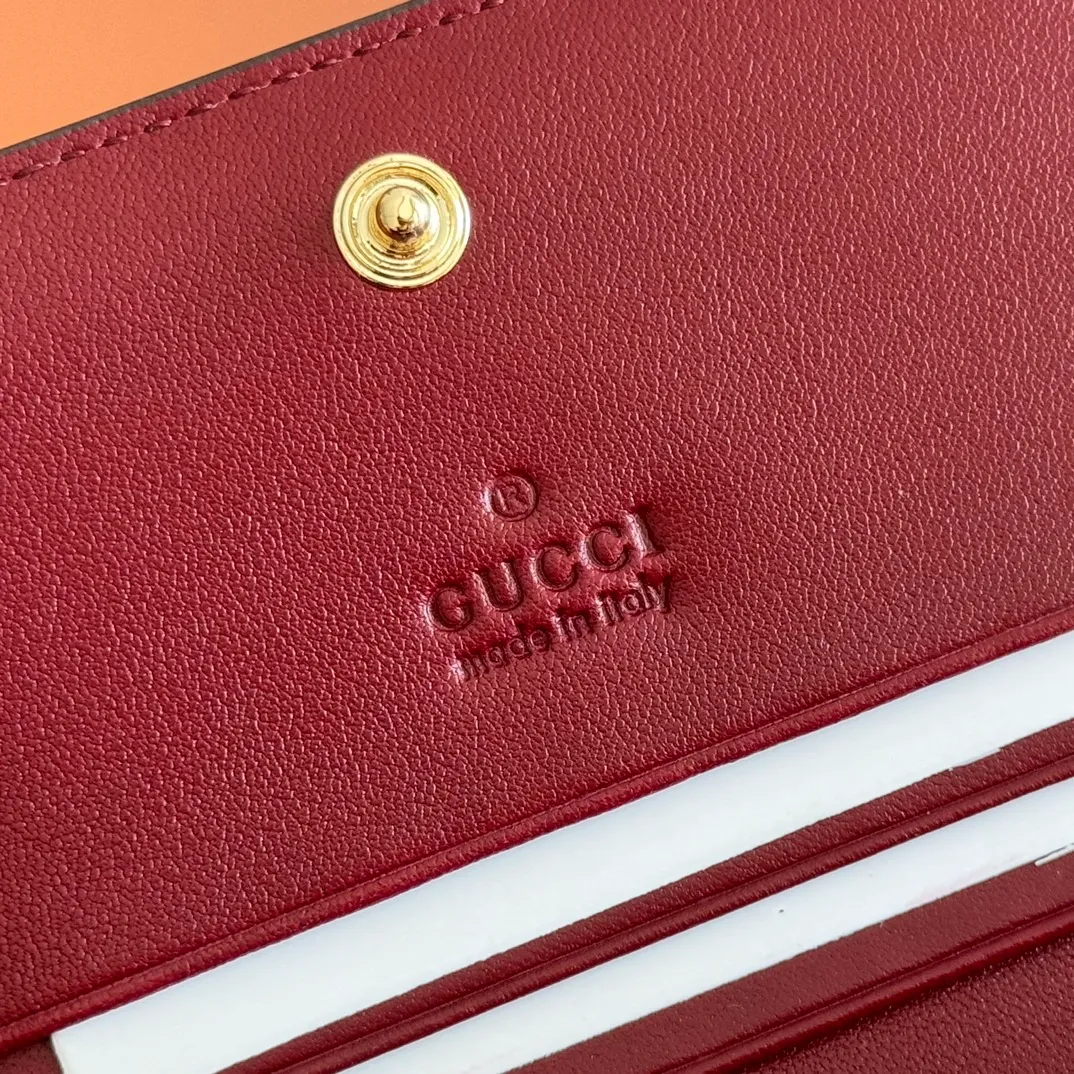 p420. 💋💋💋"With full set of original counter packaging"💕2025 autumn and winter series, GG Emblem series reinterprets the brand's timeless elegance and exquisite craftsmanship. This small wallet features five card compartments, an open pocket, a zip pocket and a bill compartment for added functionality. Gucci Rosso Ancora GG printed embossed cow leather Gold tone accessories The handbag pictured is sold separately and does not come with the bag charms. Five card compartments, one open pocket, one zip pocket and one bill compartment Button closure Ident No.: 847207. Dimensions when closed: 11cm (W) x 8.5cm (H) x 3cm (D); Dimensions when open: 11cm (W) x 17.5cm (H) Weight: approx. 0.13kg Color: Embossed Anchor Red. Made in Italy