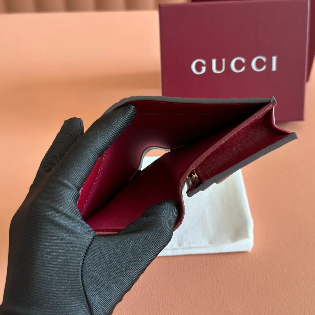 p420. 💋💋💋"With full set of original counter packaging"💕2025 autumn and winter series, GG Emblem series reinterprets the brand's timeless elegance and exquisite craftsmanship. This small wallet features five card compartments, an open pocket, a zip pocket and a bill compartment for added functionality. Gucci Rosso Ancora GG printed embossed cow leather Gold tone accessories The handbag pictured is sold separately and does not come with the bag charms. Five card compartments, one open pocket, one zip pocket and one bill compartment Button closure Ident No.: 847207. Dimensions when closed: 11cm (W) x 8.5cm (H) x 3cm (D); Dimensions when open: 11cm (W) x 17.5cm (H) Weight: approx. 0.13kg Color: Embossed Anchor Red. Made in Italy