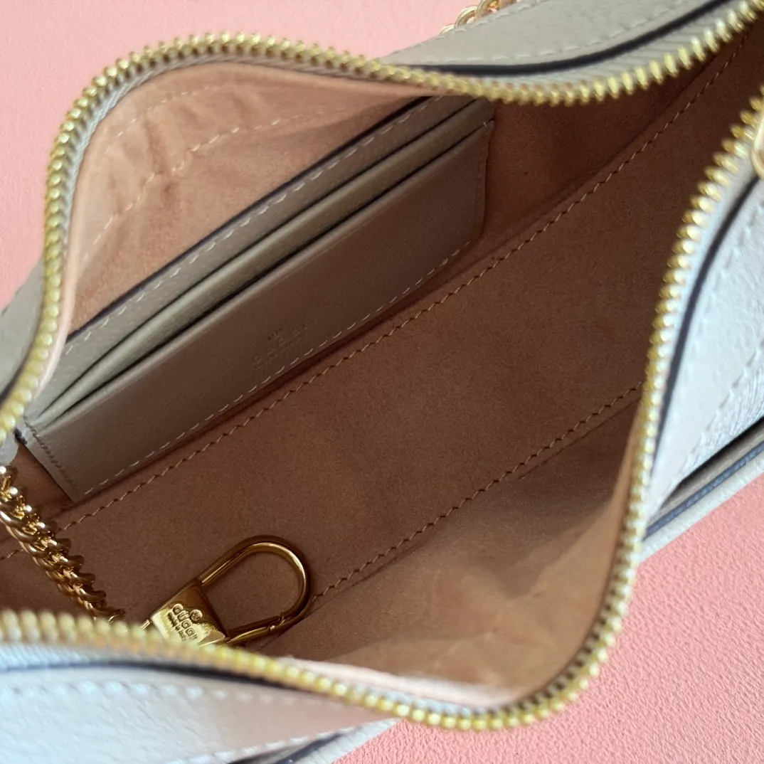 p1020. 📣📣📣【Original leather accessories🌈 Equipped with full counter packaging】🔥🔥This mini handbag adopts a crescent shape and is made of GGSupreme canvas, exuding a rich retro style. Each series of the brand is obsessed with exploring different eras and eras. Retro elements are combined with archive designs or fashion details to present new designs that transcend the limitations of time and space. This mini accessory reflects the brand's obsession with the past. The material is made of counter-quality PVC waterproof fabric and imported cowhide, and matches the genuine copper hardware on the market. Model: 726843 Size: 22x12.5x5cm Color: Oatmeal
