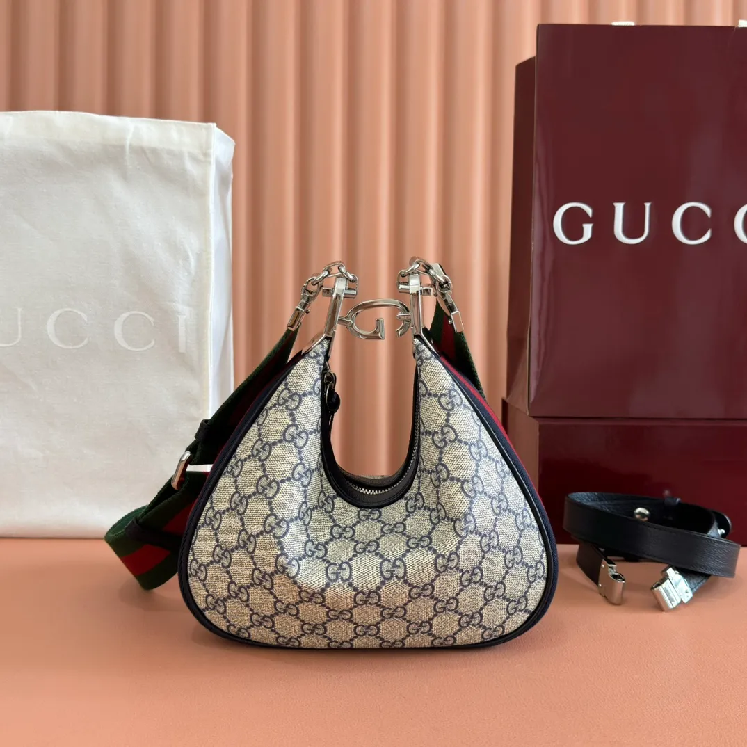 p1360. 📣📣📣【Original leather accessories🌈 Equipped with full counter packaging】🔥🔥Gucci Attache series small shoulder bag, model number 699409 The "Gucci March of Love" series reinterprets the brand's archive elements and pays tribute to the everlasting charm of Hollywood. This accessory features the instantly recognizable crescent shape, and the G-hook closure adds a unique design aesthetic. Classic accessories are combined with soft materials to interpret retro charm in a delicate and romantic way. This small style is crafted from beige and ebony GG Supreme canvas and trimmed with brown leather trim. Hide details Beige and ebony GG Supreme canvas Brown leather trim Palladium tone hardware Red and green web Cotton and linen lining Additional leather strap Removable web strap (45cm high) G-hook fastening with zip 23cm (W) x 22cm (H) x 5cm (D) Made in Italy