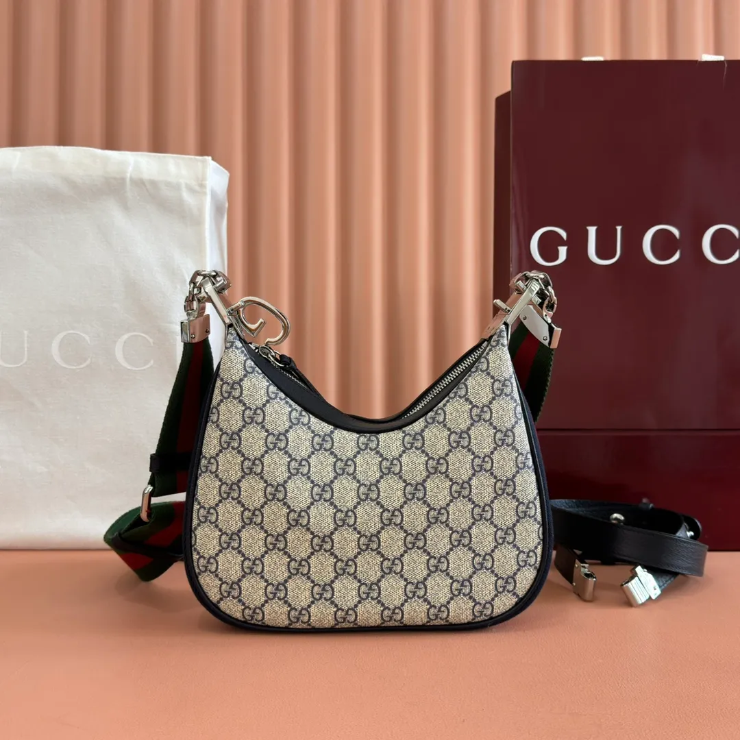 p1360. 📣📣📣【Original leather accessories🌈 Equipped with full counter packaging】🔥🔥Gucci Attache series small shoulder bag, model number 699409 The "Gucci March of Love" series reinterprets the brand's archive elements and pays tribute to the everlasting charm of Hollywood. This accessory features the instantly recognizable crescent shape, and the G-hook closure adds a unique design aesthetic. Classic accessories are combined with soft materials to interpret retro charm in a delicate and romantic way. This small style is crafted from beige and ebony GG Supreme canvas and trimmed with brown leather trim. Hide details Beige and ebony GG Supreme canvas Brown leather trim Palladium tone hardware Red and green web Cotton and linen lining Additional leather strap Removable web strap (45cm high) G-hook fastening with zip 23cm (W) x 22cm (H) x 5cm (D) Made in Italy