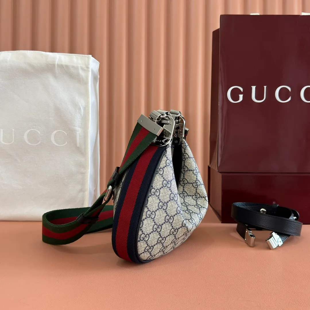p1360. 📣📣📣【Original leather accessories🌈 Equipped with full counter packaging】🔥🔥Gucci Attache series small shoulder bag, model number 699409 The "Gucci March of Love" series reinterprets the brand's archive elements and pays tribute to the everlasting charm of Hollywood. This accessory features the instantly recognizable crescent shape, and the G-hook closure adds a unique design aesthetic. Classic accessories are combined with soft materials to interpret retro charm in a delicate and romantic way. This small style is crafted from beige and ebony GG Supreme canvas and trimmed with brown leather trim. Hide details Beige and ebony GG Supreme canvas Brown leather trim Palladium tone hardware Red and green web Cotton and linen lining Additional leather strap Removable web strap (45cm high) G-hook fastening with zip 23cm (W) x 22cm (H) x 5cm (D) Made in Italy