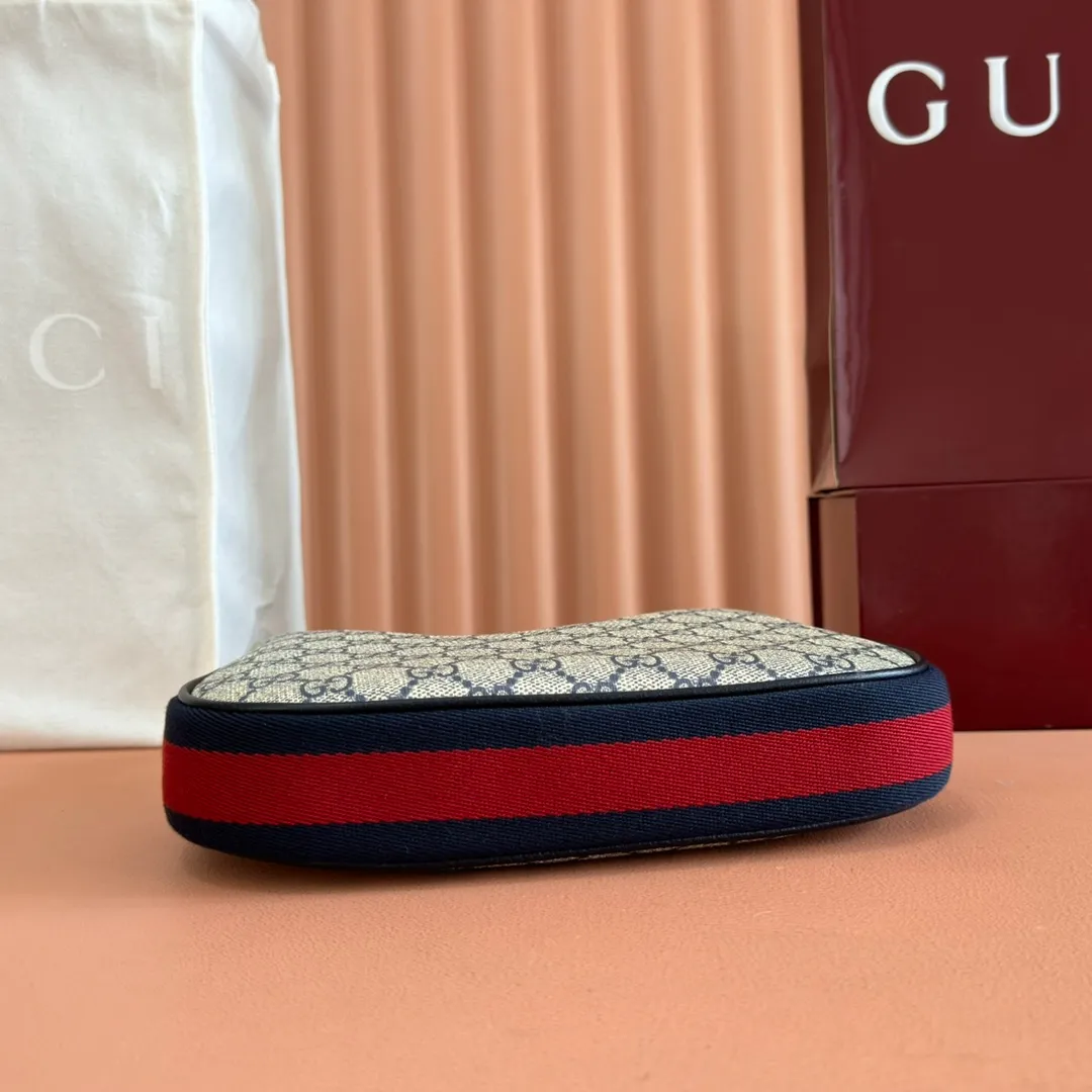 p1360. 📣📣📣【Original leather accessories🌈 Equipped with full counter packaging】🔥🔥Gucci Attache series small shoulder bag, model number 699409 The "Gucci March of Love" series reinterprets the brand's archive elements and pays tribute to the everlasting charm of Hollywood. This accessory features the instantly recognizable crescent shape, and the G-hook closure adds a unique design aesthetic. Classic accessories are combined with soft materials to interpret retro charm in a delicate and romantic way. This small style is crafted from beige and ebony GG Supreme canvas and trimmed with brown leather trim. Hide details Beige and ebony GG Supreme canvas Brown leather trim Palladium tone hardware Red and green web Cotton and linen lining Additional leather strap Removable web strap (45cm high) G-hook fastening with zip 23cm (W) x 22cm (H) x 5cm (D) Made in Italy