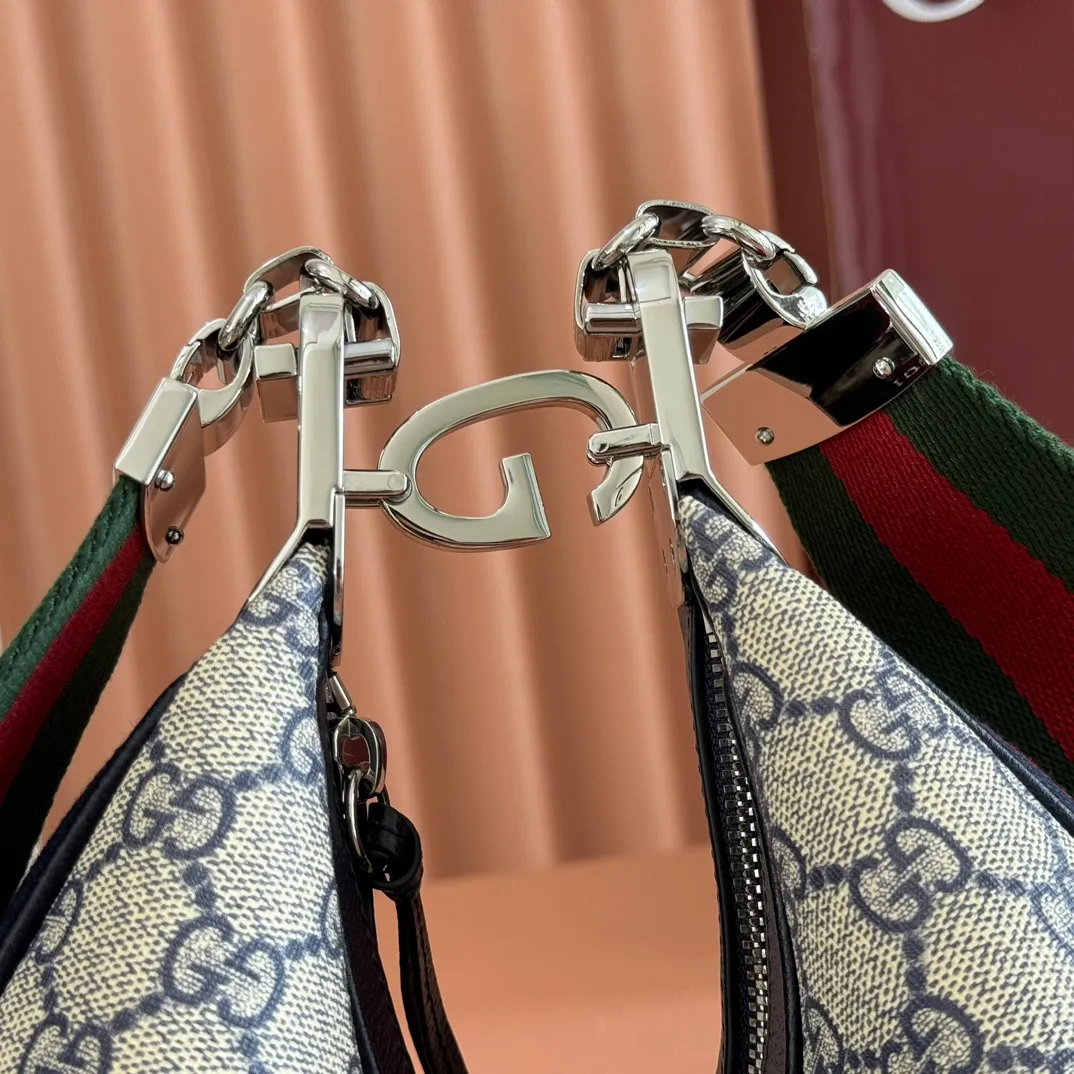 p1360. 📣📣📣【Original leather accessories🌈 Equipped with full counter packaging】🔥🔥Gucci Attache series small shoulder bag, model number 699409 The "Gucci March of Love" series reinterprets the brand's archive elements and pays tribute to the everlasting charm of Hollywood. This accessory features the instantly recognizable crescent shape, and the G-hook closure adds a unique design aesthetic. Classic accessories are combined with soft materials to interpret retro charm in a delicate and romantic way. This small style is crafted from beige and ebony GG Supreme canvas and trimmed with brown leather trim. Hide details Beige and ebony GG Supreme canvas Brown leather trim Palladium tone hardware Red and green web Cotton and linen lining Additional leather strap Removable web strap (45cm high) G-hook fastening with zip 23cm (W) x 22cm (H) x 5cm (D) Made in Italy