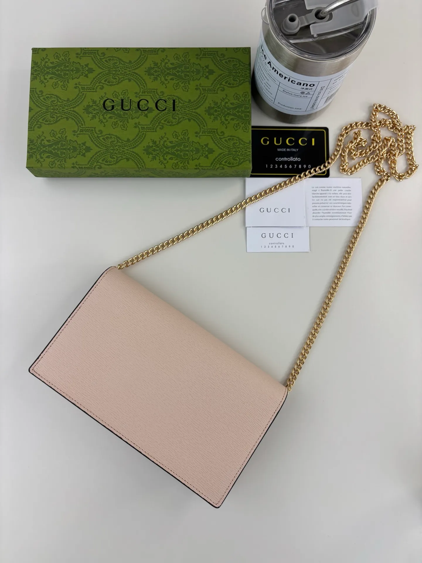💰230 GUCCl chain wallet with handwritten Gucci logo. The small leather accessories series seamlessly integrates modern fashion elements to create ingenious items with changing styles without losing classic connotation, bringing fresh vitality to formal leather items. This chain wallet is crafted from pink leather and features the Gucci logo in gold-tone script. Pink leather, gold-tone hardware, taffeta lining, scripted Gucci logo detail, interior: six card compartments, one flat pocket, one zipped gusset pocket and one open compartment, chain strap, snap button fastening. Style No.: 772643 Size: 20cm x 12.5cm x 4cm Color: Pink