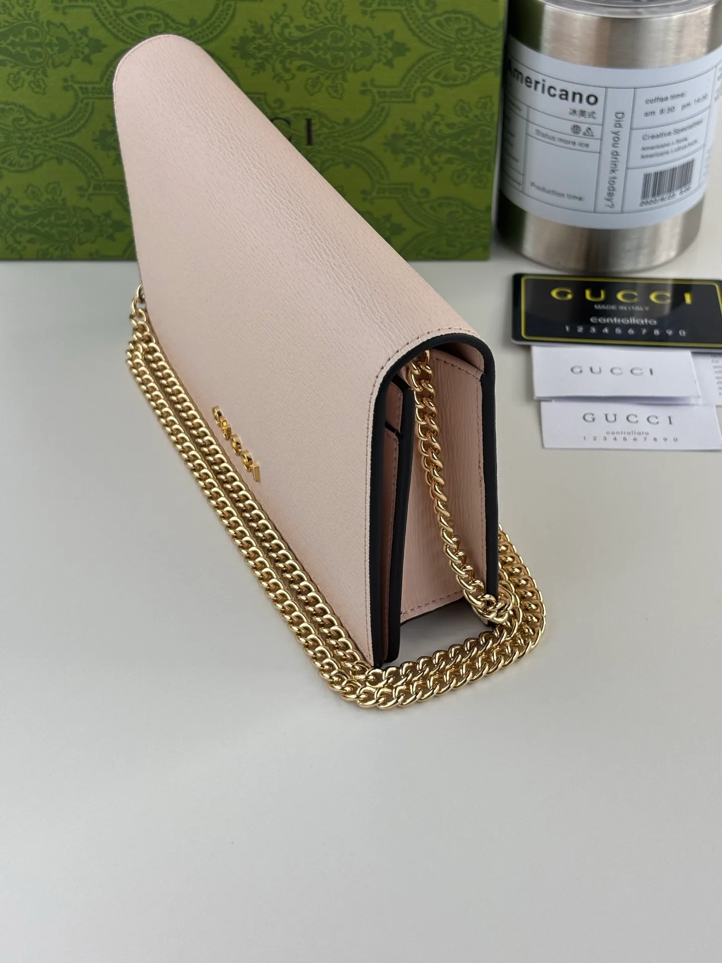 💰230 GUCCl chain wallet with handwritten Gucci logo. The small leather accessories series seamlessly integrates modern fashion elements to create ingenious items with changing styles without losing classic connotation, bringing fresh vitality to formal leather items. This chain wallet is crafted from pink leather and features the Gucci logo in gold-tone script. Pink leather, gold-tone hardware, taffeta lining, scripted Gucci logo detail, interior: six card compartments, one flat pocket, one zipped gusset pocket and one open compartment, chain strap, snap button fastening. Style No.: 772643 Size: 20cm x 12.5cm x 4cm Color: Pink