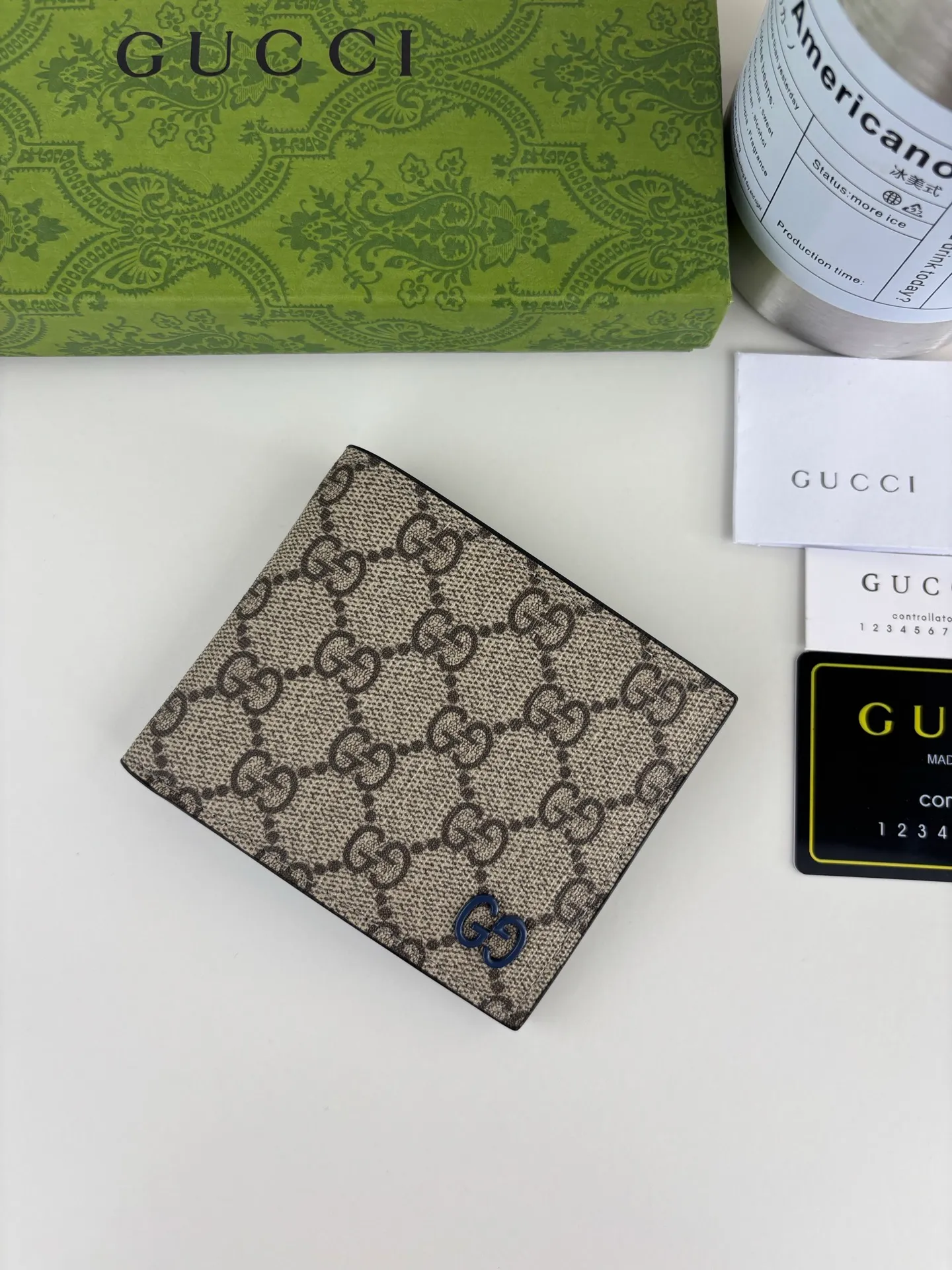 💰120 GUCCl Produced by Gujia! Gucci's small leather accessories push the boundaries of design, constantly reinterpreting classic pieces in a personalized way. This men's wallet combines classic GG Supreme brown canvas with blue GG accessories to create a modern and stylish accessory. Style No.: 768243 Size: 11cm x 9cm x 1.5cm Color: Brown/Blue