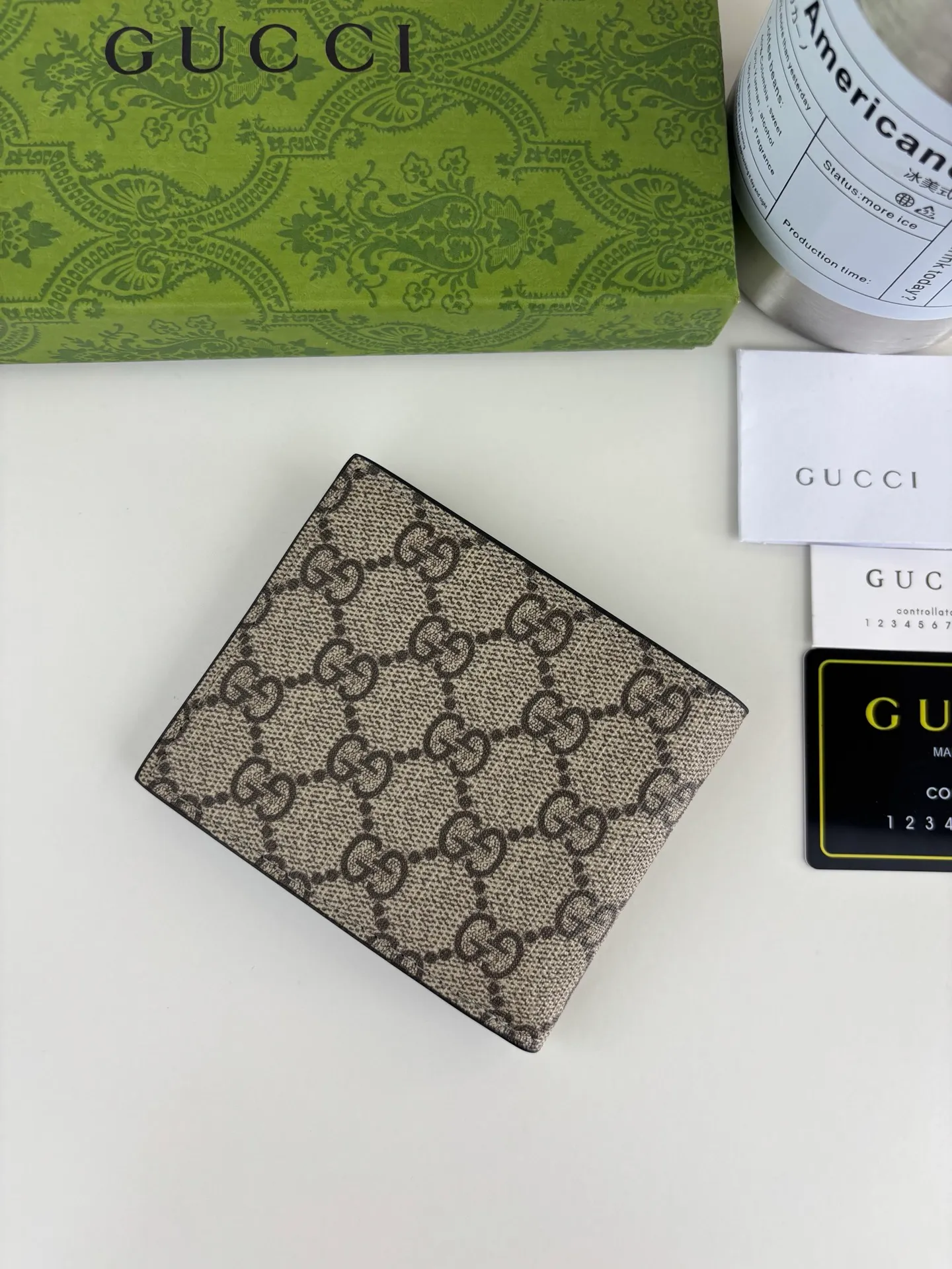 💰120 GUCCl Produced by Gujia! Gucci's small leather accessories push the boundaries of design, constantly reinterpreting classic pieces in a personalized way. This men's wallet combines classic GG Supreme brown canvas with blue GG accessories to create a modern and stylish accessory. Style No.: 768243 Size: 11cm x 9cm x 1.5cm Color: Brown/Blue
