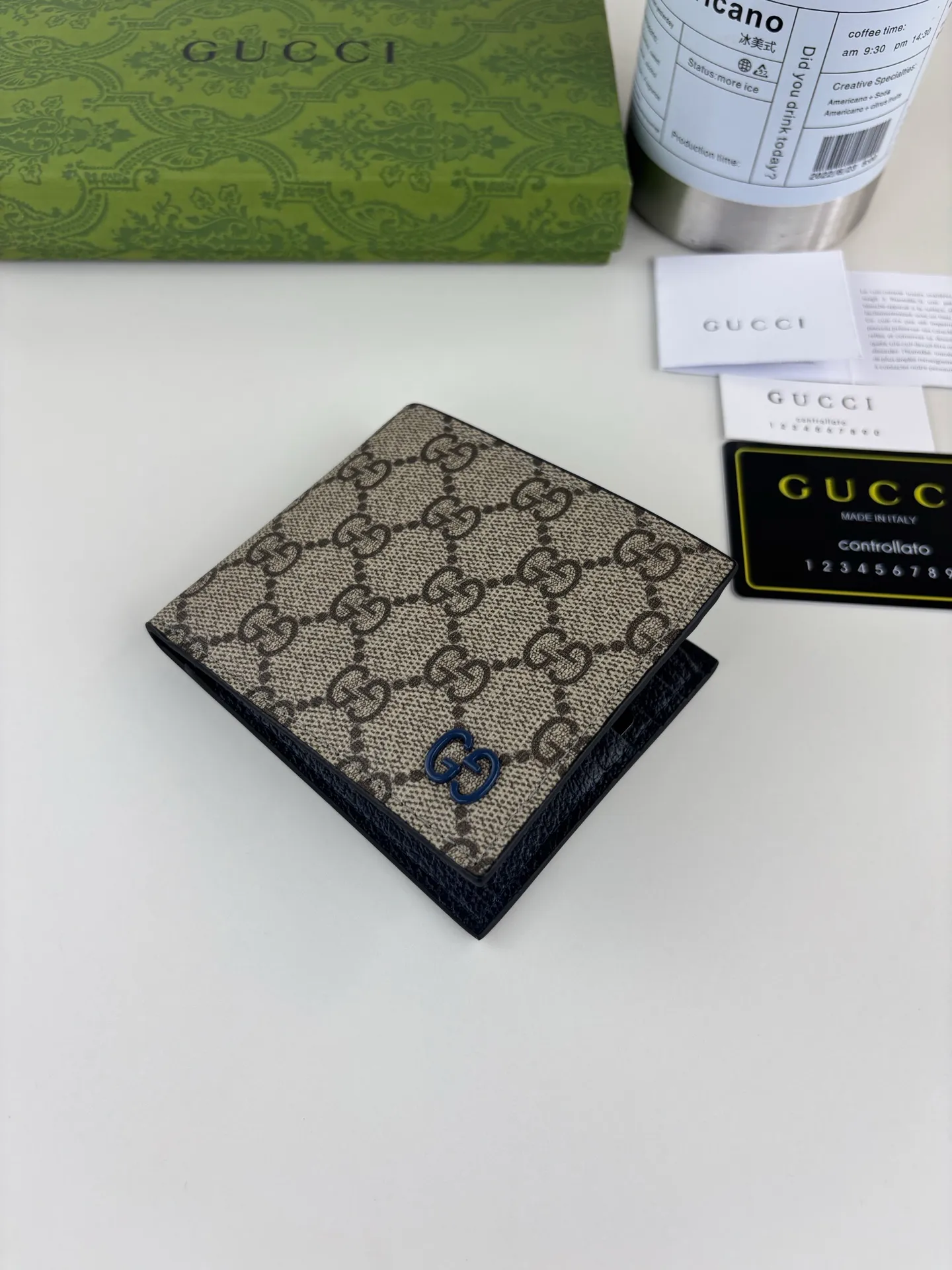 💰120 GUCCl Produced by Gujia! Gucci's small leather accessories push the boundaries of design, constantly reinterpreting classic pieces in a personalized way. This men's wallet combines classic GG Supreme brown canvas with blue GG accessories to create a modern and stylish accessory. Style No.: 768243 Size: 11cm x 9cm x 1.5cm Color: Brown/Blue