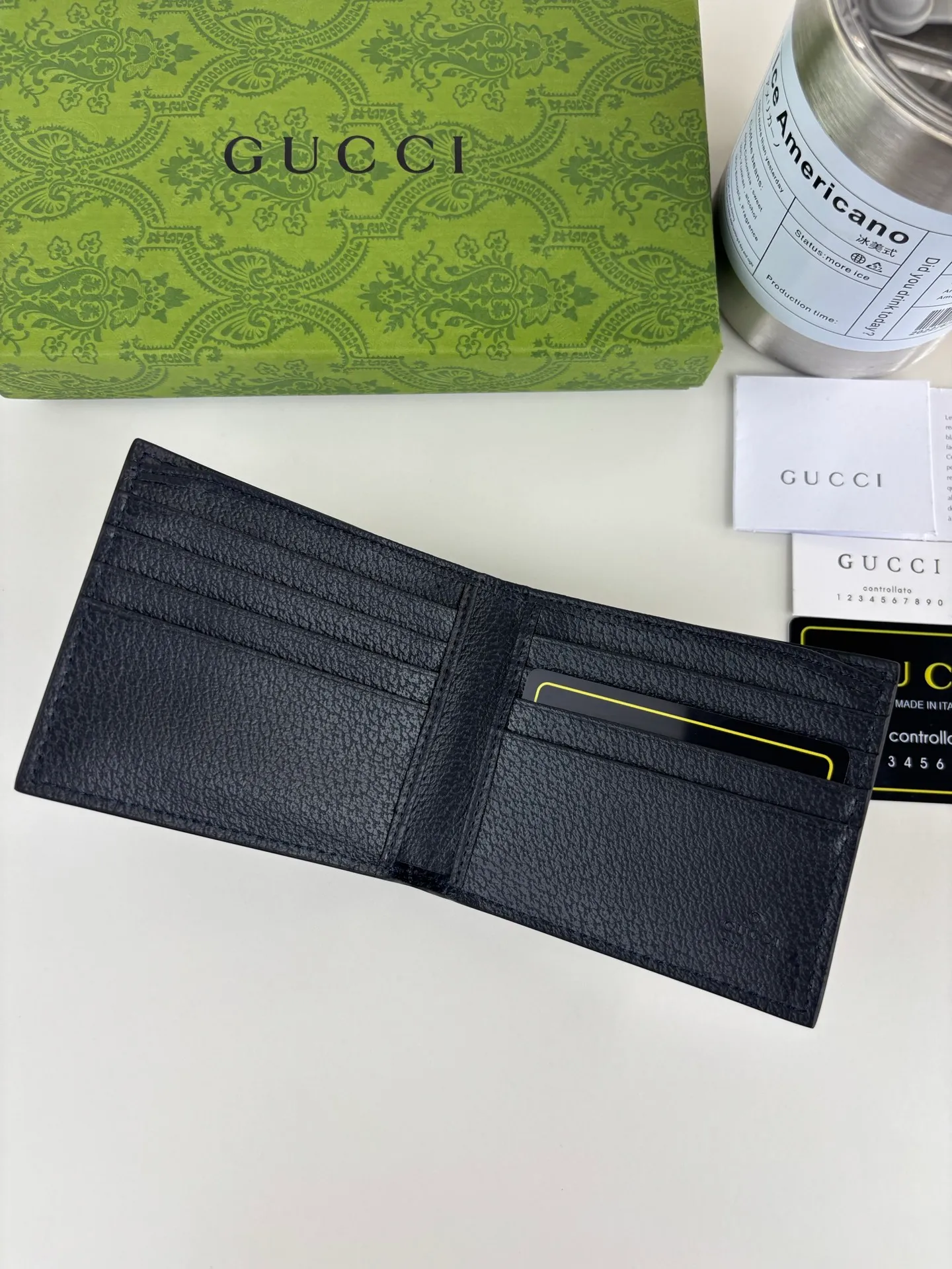 💰120 GUCCl Produced by Gujia! Gucci's small leather accessories push the boundaries of design, constantly reinterpreting classic pieces in a personalized way. This men's wallet combines classic GG Supreme brown canvas with blue GG accessories to create a modern and stylish accessory. Style No.: 768243 Size: 11cm x 9cm x 1.5cm Color: Brown/Blue