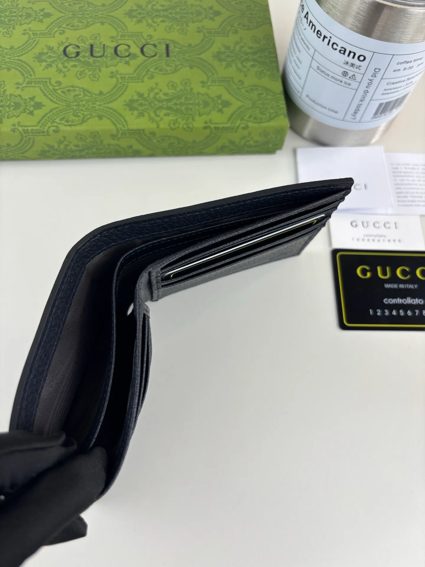 💰120 GUCCl Produced by Gujia! Gucci's small leather accessories push the boundaries of design, constantly reinterpreting classic pieces in a personalized way. This men's wallet combines classic GG Supreme brown canvas with blue GG accessories to create a modern and stylish accessory. Style No.: 768243 Size: 11cm x 9cm x 1.5cm Color: Brown/Blue