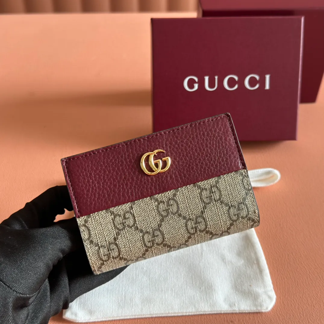 p400. 💋💋💋"With full set of original counter packaging"🎁Double G accessories originating from the archive design of the 1970s continue to shine in the GG Marmont series. Card holder in beige and oatmeal GG Supreme canvas with oatmeal leather details. Double G beige and oatmeal GG Supreme canvas, eco-friendly material with oatmeal leather details Gold-tone hardware Interior: 6 card compartments, 1 open pocket, 1 zip pocket and 1 bill compartment Snap-stud closure Ident: 841360. Dimensions when open: 11cm (W) x 17.5cm (H) Dimensions when closed: 11cm (W) x 8.5cm (H) x 3cm (D) Viscose lining Colour: Encore/PVC. Made in Italy