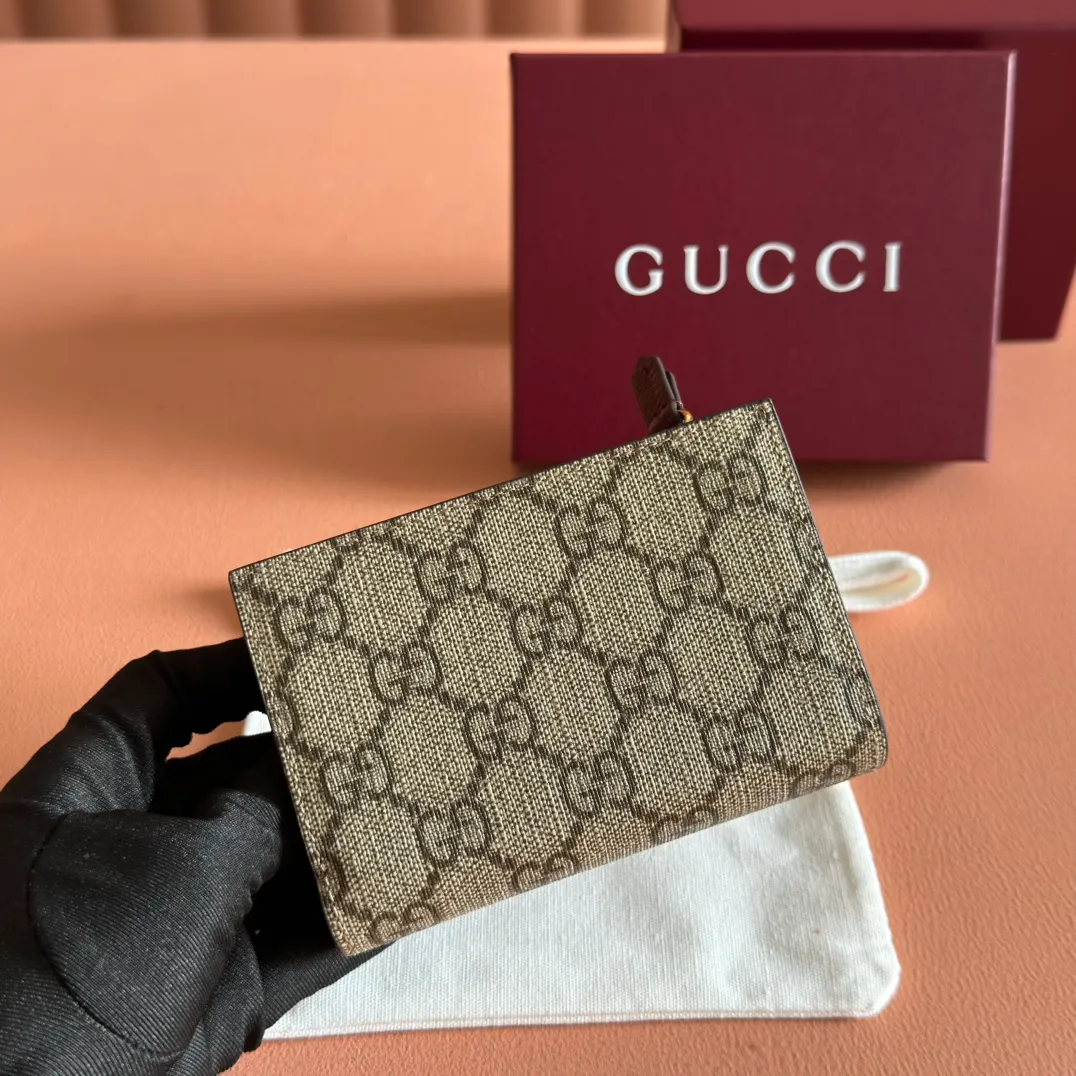 p400. 💋💋💋"With full set of original counter packaging"🎁Double G accessories originating from the archive design of the 1970s continue to shine in the GG Marmont series. Card holder in beige and oatmeal GG Supreme canvas with oatmeal leather details. Double G beige and oatmeal GG Supreme canvas, eco-friendly material with oatmeal leather details Gold-tone hardware Interior: 6 card compartments, 1 open pocket, 1 zip pocket and 1 bill compartment Snap-stud closure Ident: 841360. Dimensions when open: 11cm (W) x 17.5cm (H) Dimensions when closed: 11cm (W) x 8.5cm (H) x 3cm (D) Viscose lining Colour: Encore/PVC. Made in Italy