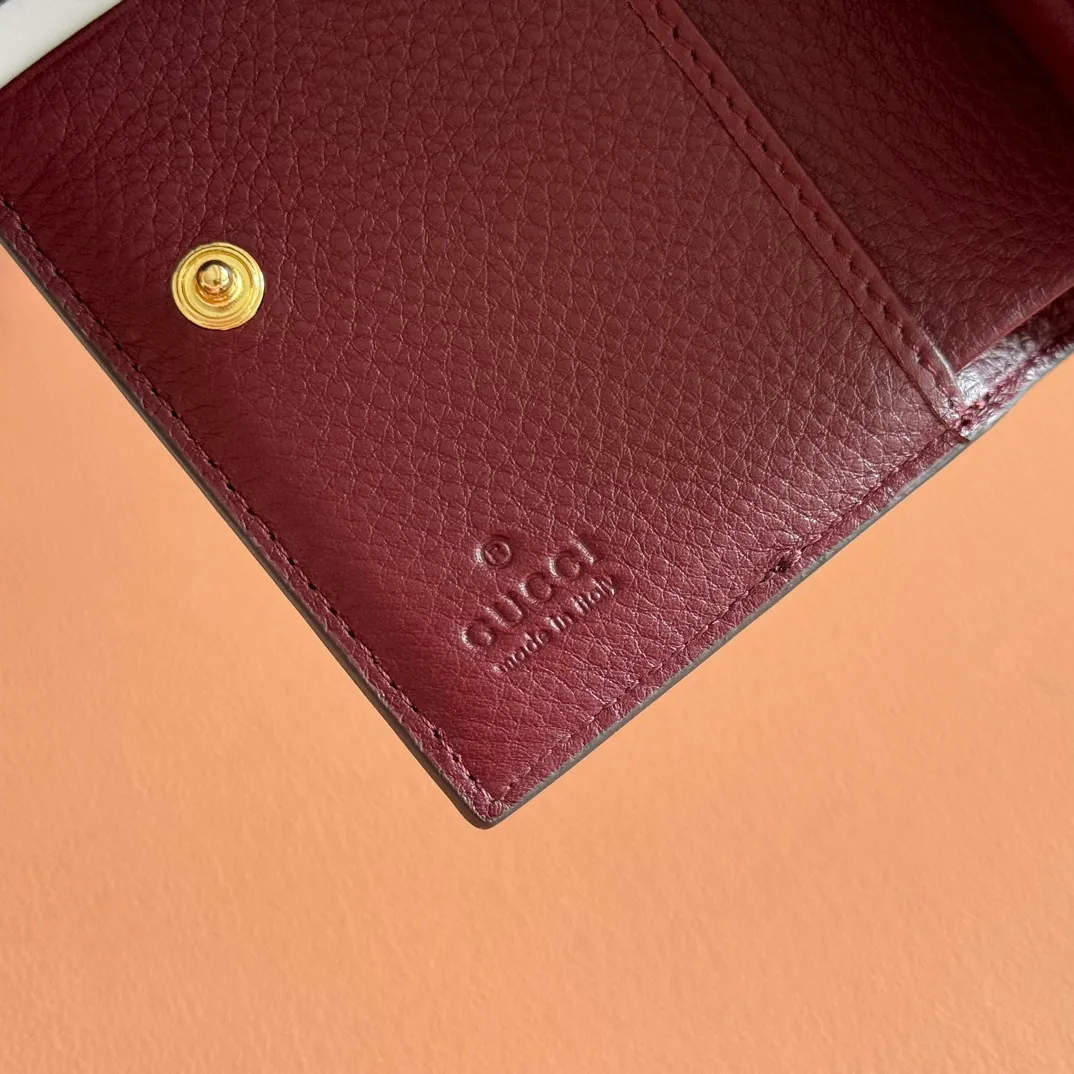 p400. 💋💋💋"With full set of original counter packaging"🎁Double G accessories originating from the archive design of the 1970s continue to shine in the GG Marmont series. Card holder in beige and oatmeal GG Supreme canvas with oatmeal leather details. Double G beige and oatmeal GG Supreme canvas, eco-friendly material with oatmeal leather details Gold-tone hardware Interior: 6 card compartments, 1 open pocket, 1 zip pocket and 1 bill compartment Snap-stud closure Ident: 841360. Dimensions when open: 11cm (W) x 17.5cm (H) Dimensions when closed: 11cm (W) x 8.5cm (H) x 3cm (D) Viscose lining Colour: Encore/PVC. Made in Italy