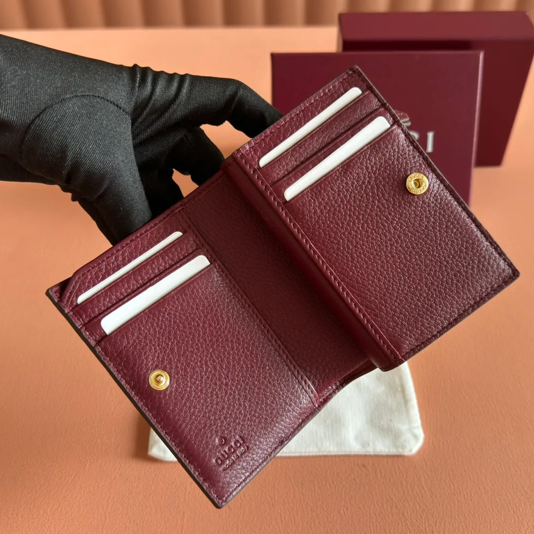 p400. 💋💋💋"With full set of original counter packaging"🎁Double G accessories originating from the archive design of the 1970s continue to shine in the GG Marmont series. Card holder in beige and oatmeal GG Supreme canvas with oatmeal leather details. Double G beige and oatmeal GG Supreme canvas, eco-friendly material with oatmeal leather details Gold-tone hardware Interior: 6 card compartments, 1 open pocket, 1 zip pocket and 1 bill compartment Snap-stud closure Ident: 841360. Dimensions when open: 11cm (W) x 17.5cm (H) Dimensions when closed: 11cm (W) x 8.5cm (H) x 3cm (D) Viscose lining Colour: Encore/PVC. Made in Italy