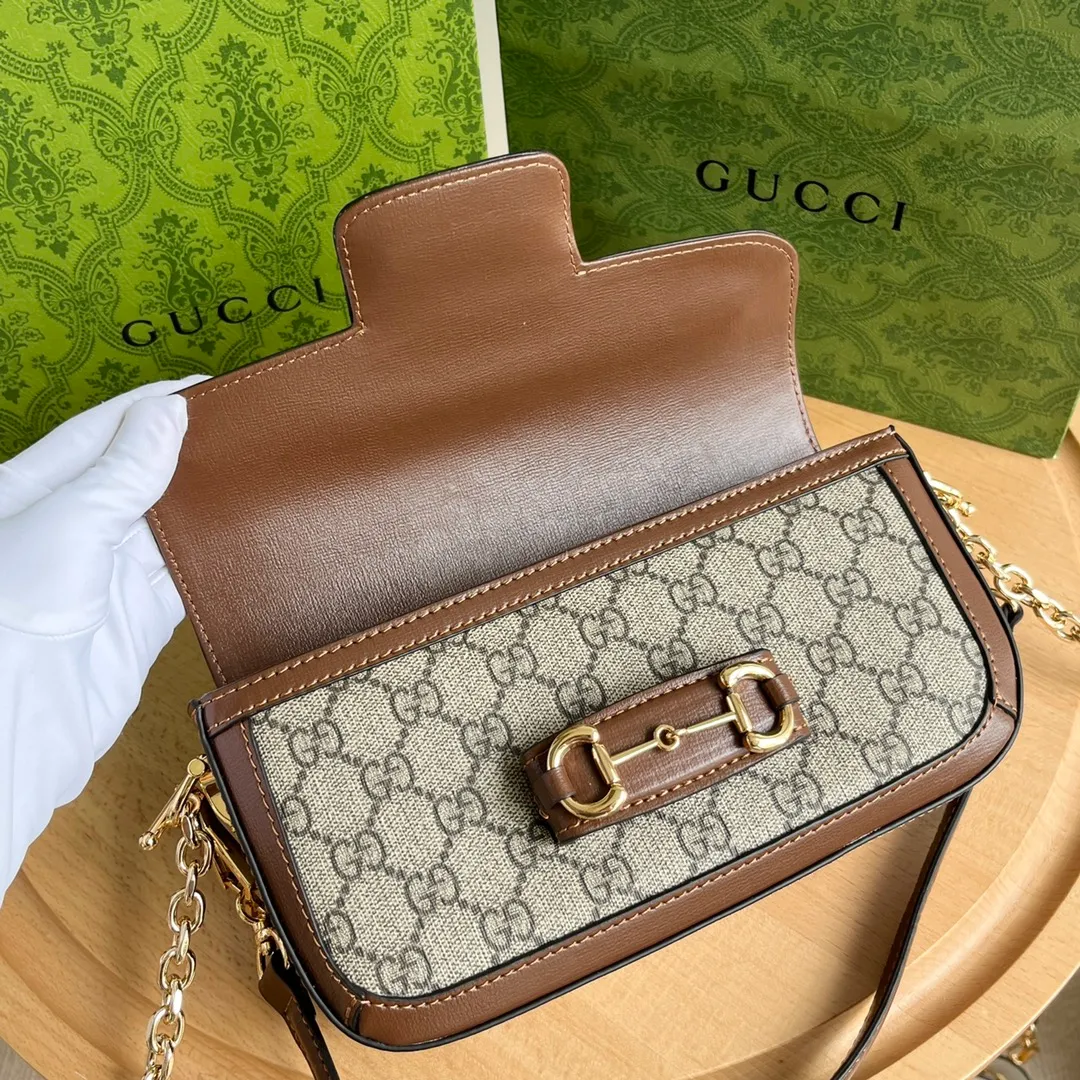 Actual shot #💰280 Style number: 735178 Caramel Size: 24✖️13.5✖️7.5cm Gucci Horsebit 1955 Baguette Xiaohongshu’s new backpack has 2 shoulder straps and can be carried in the hand, cross-body, or under the armpit. It is flatter and longer than the regular 1955 saddle bag. The chain is very textured. It is perfect for taking pictures when going out👍